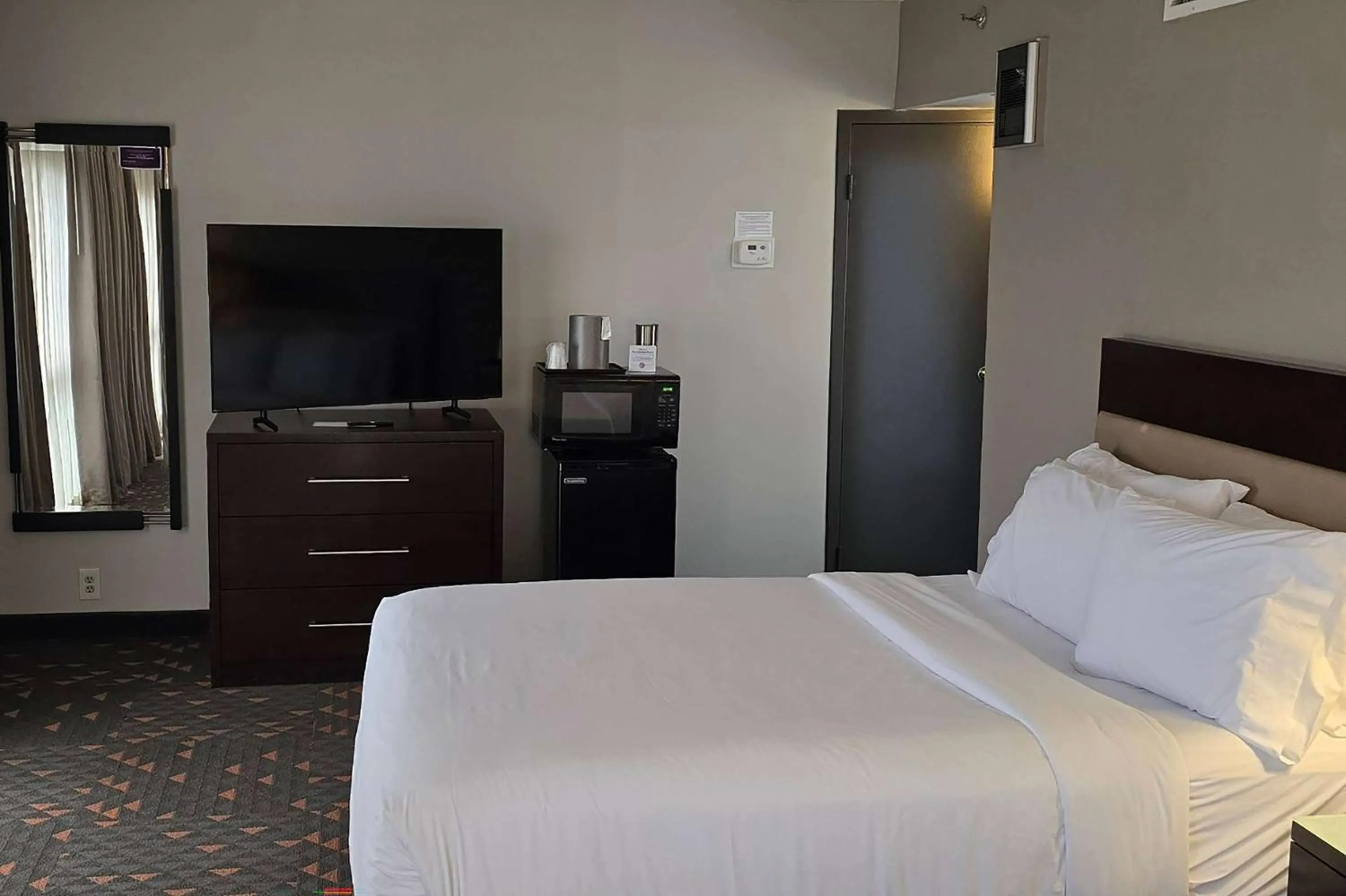 Photo of the whole room in Wyndham Rochester Downtown