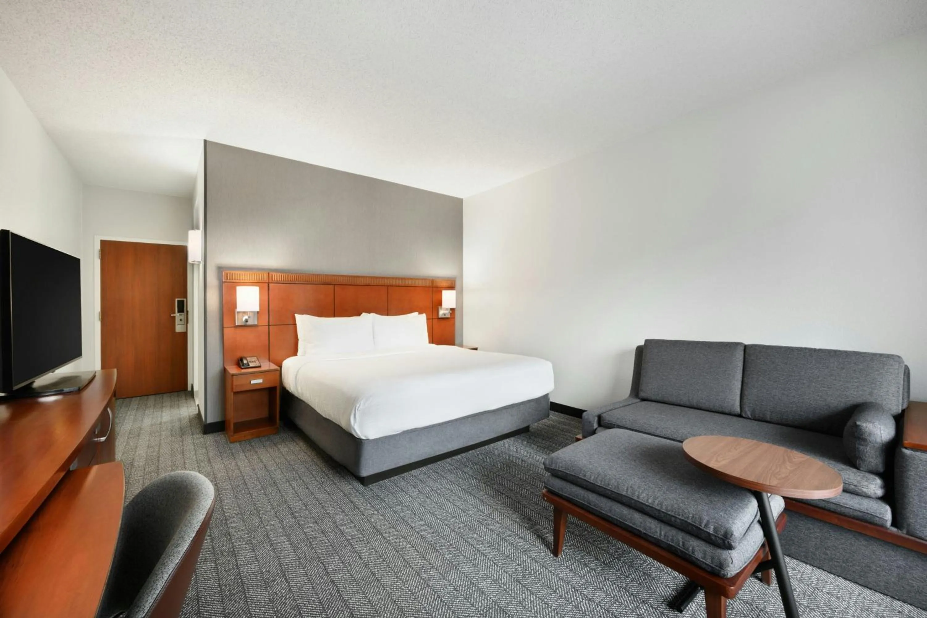 Photo of the whole room, Bed in Courtyard by Marriott Atlanta Duluth/ Gwinnett Place