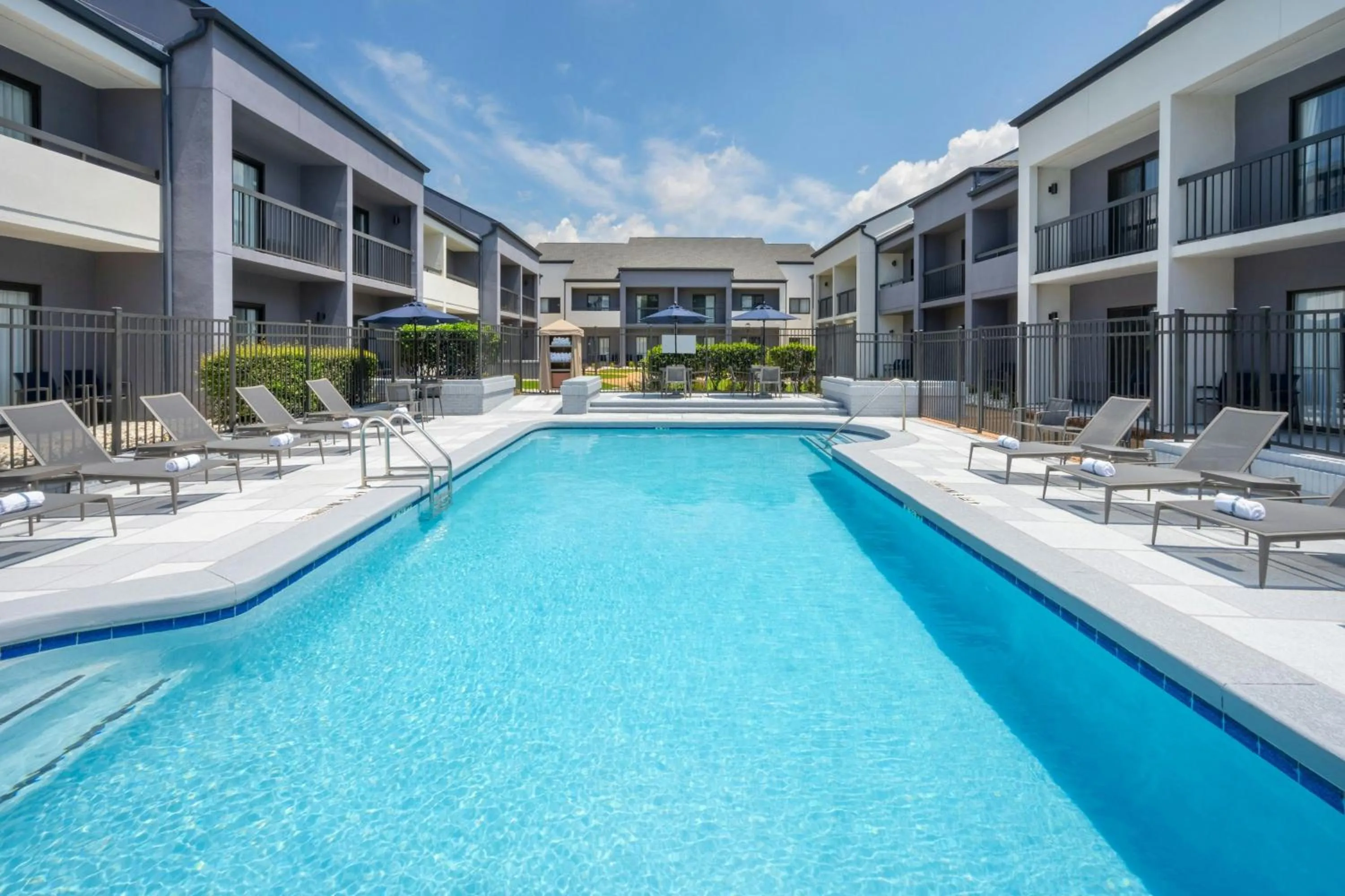 Swimming pool in Courtyard by Marriott Atlanta Duluth/ Gwinnett Place