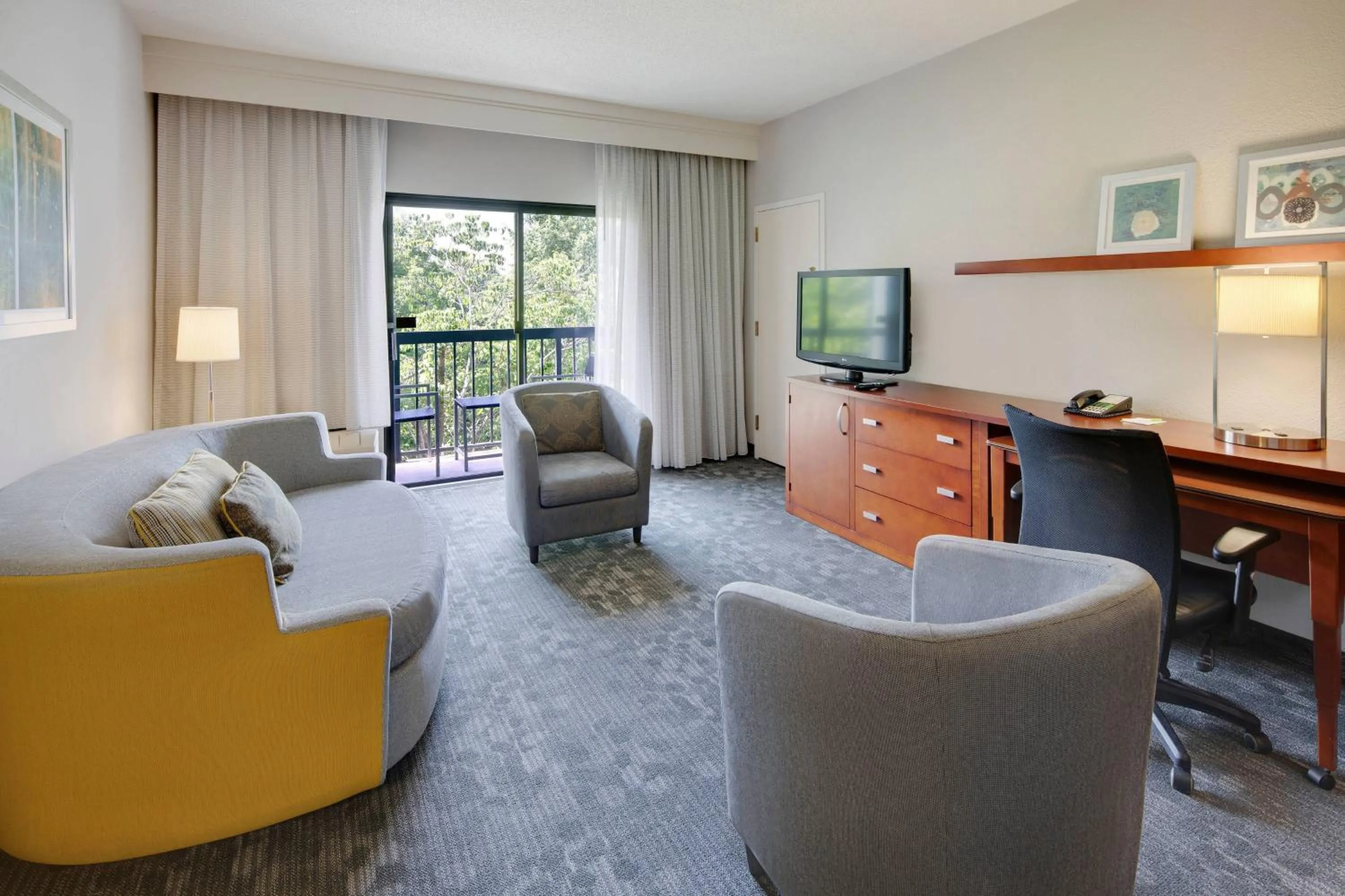 Living room in Courtyard Atlanta Norcross/Peachtree Corners