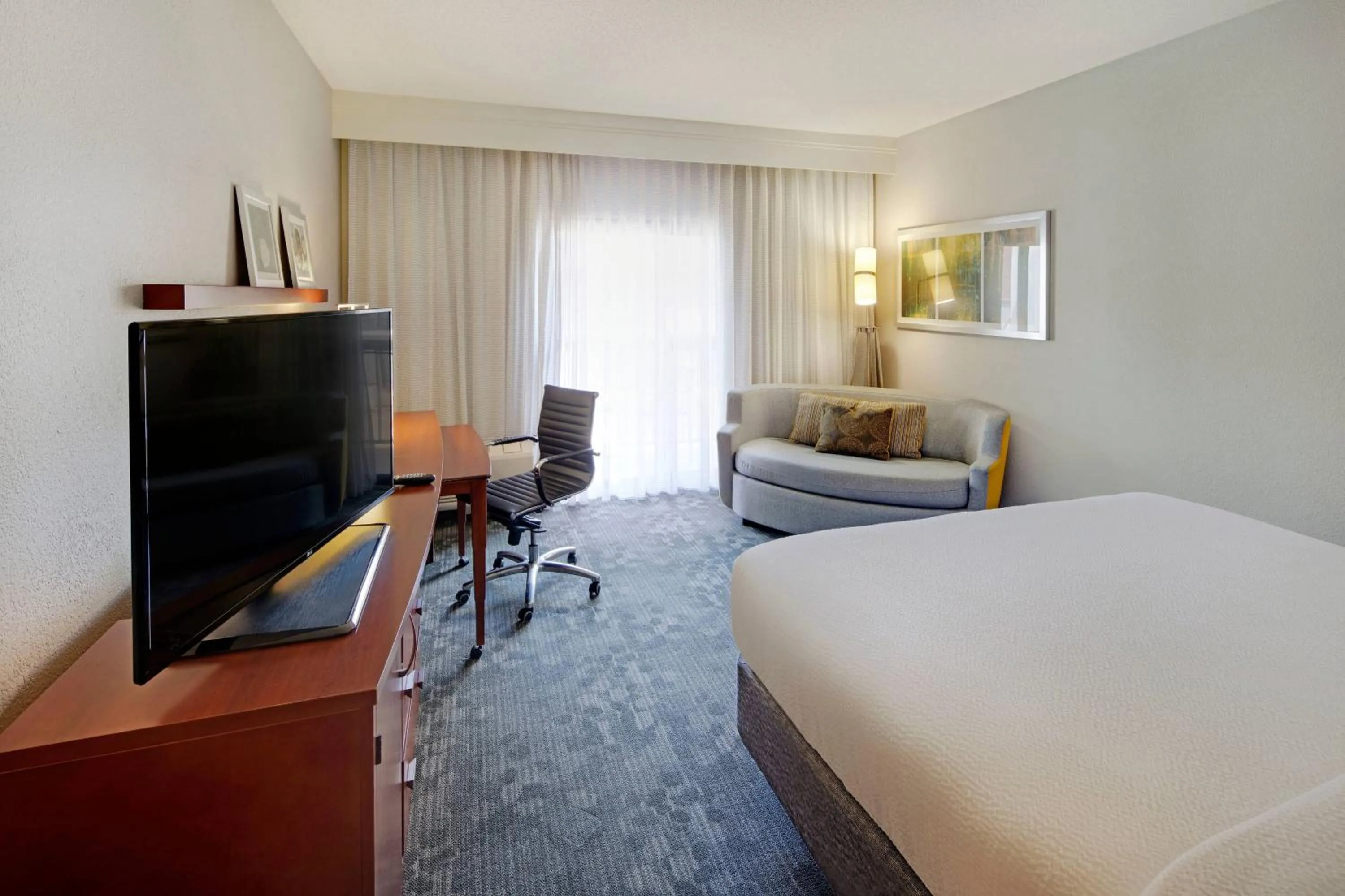 Bedroom, Bed in Courtyard Atlanta Norcross/Peachtree Corners