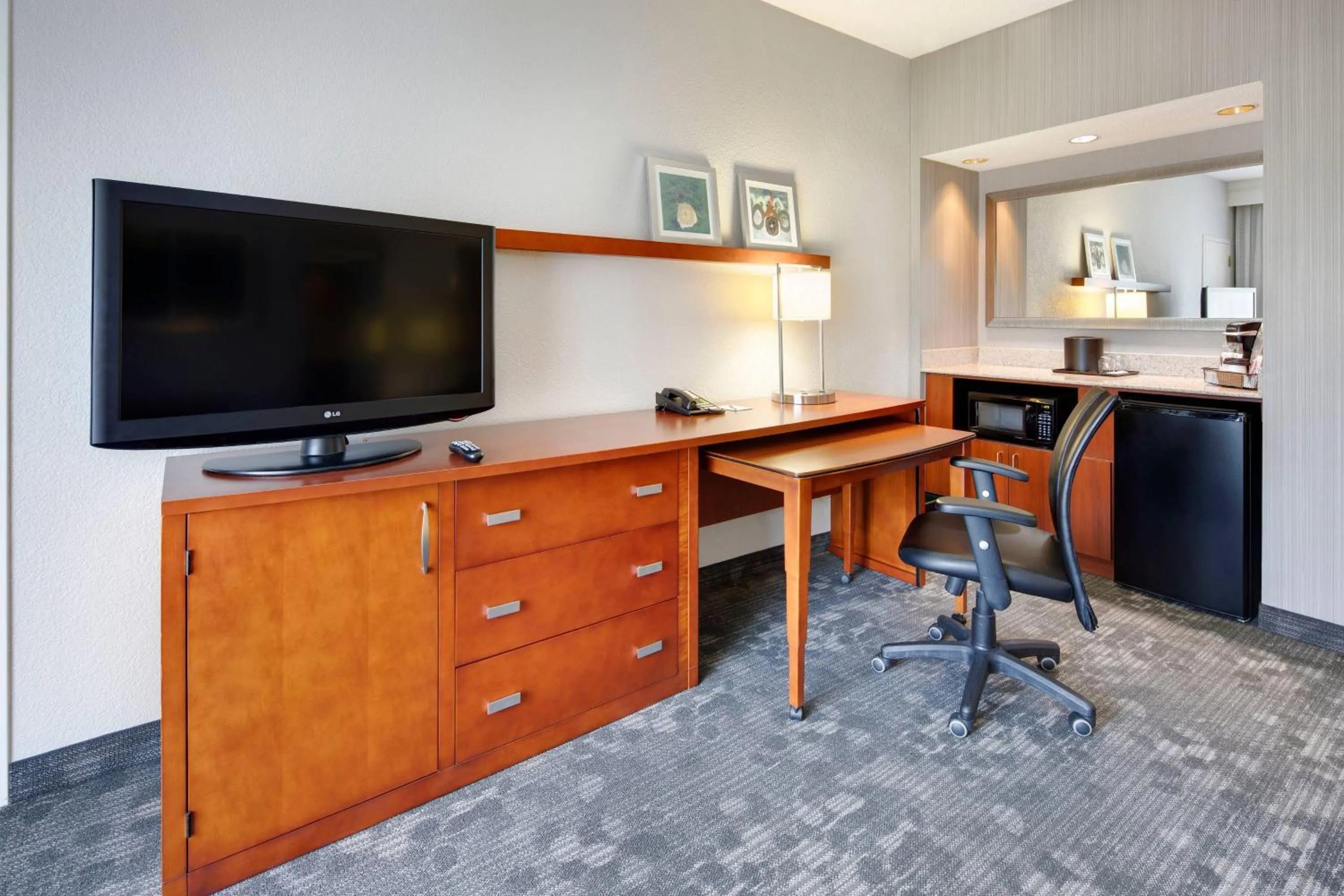 Bedroom in Courtyard Atlanta Norcross/Peachtree Corners