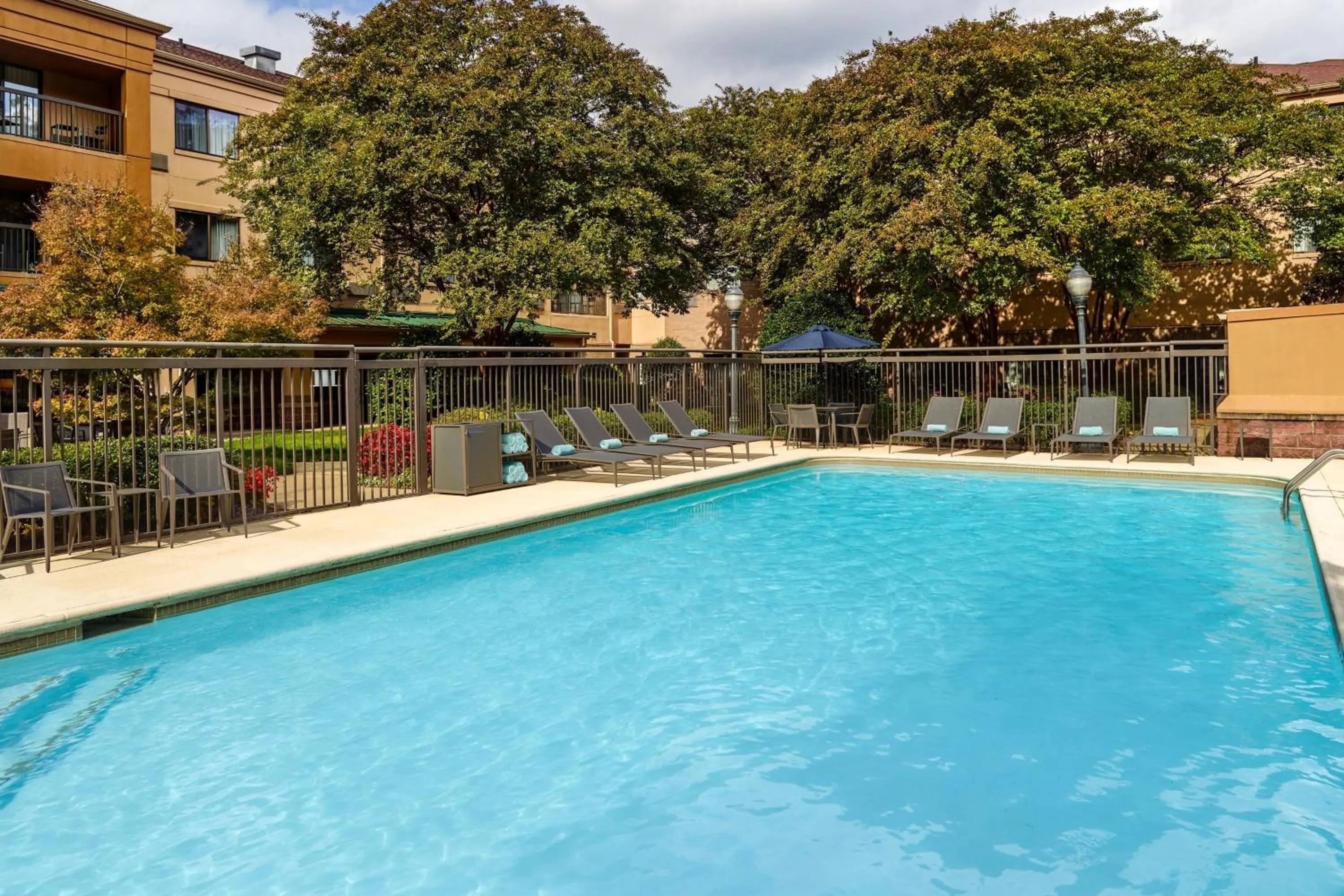 Swimming pool in Courtyard by Marriott Atlanta Alpharetta