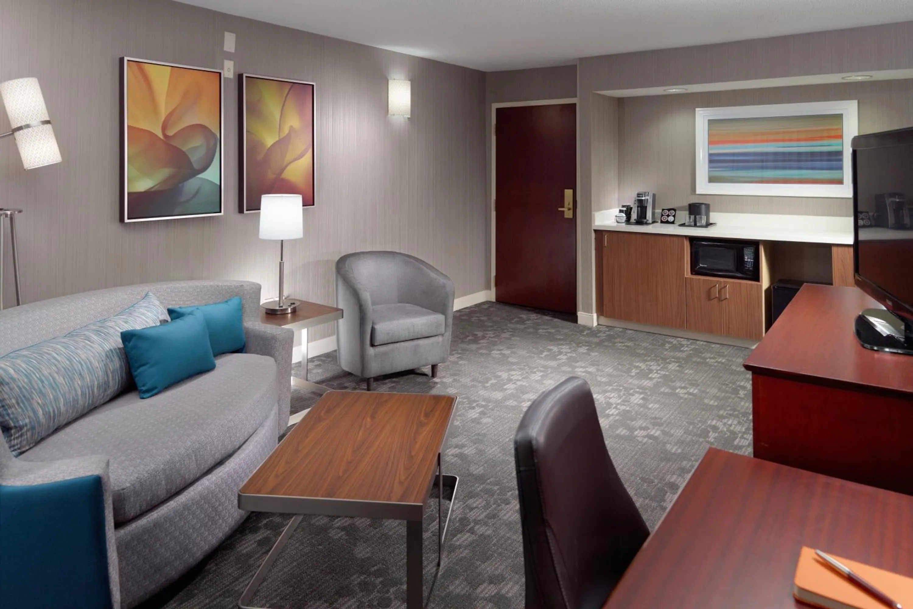 Living room in Courtyard by Marriott Atlanta Alpharetta