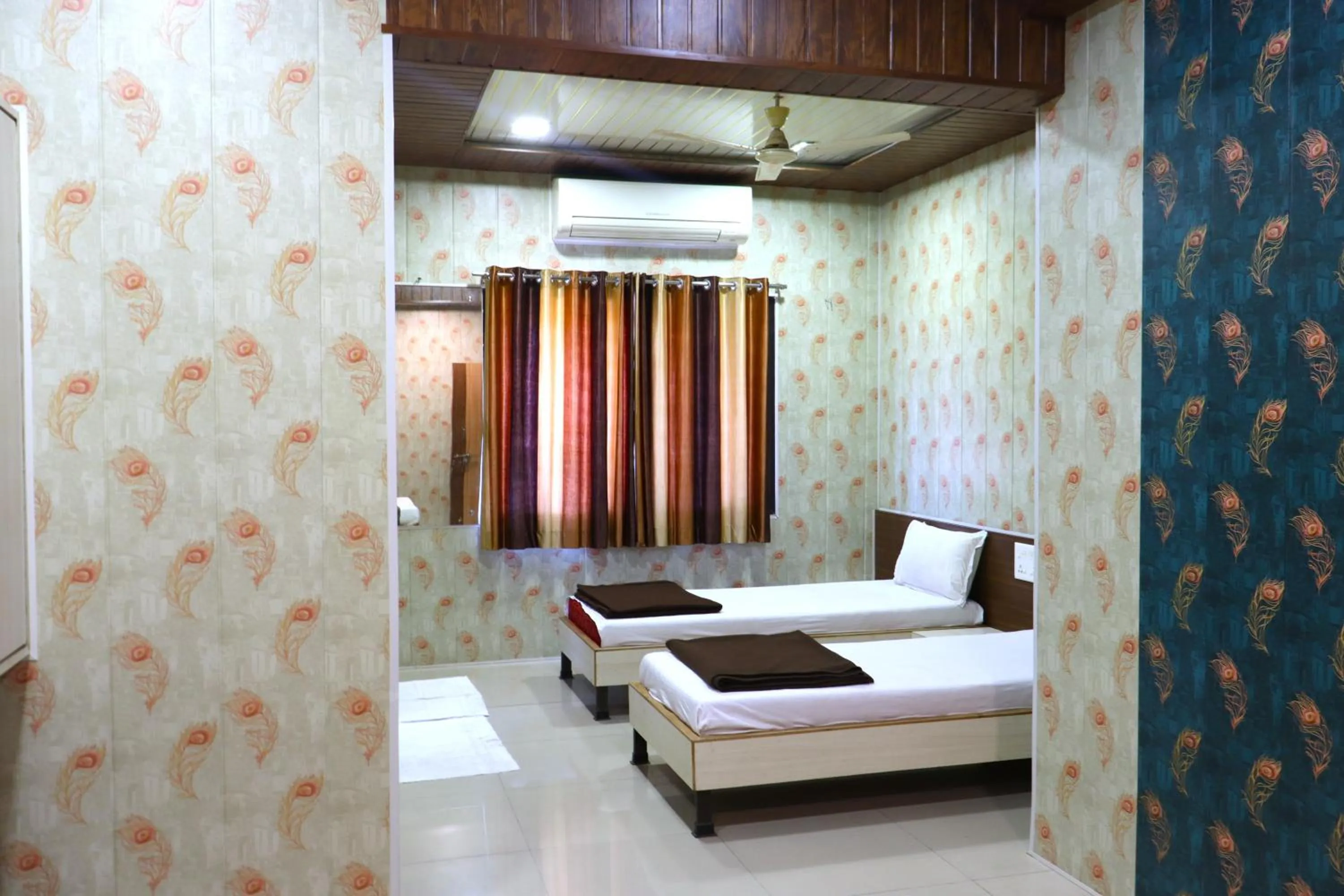 Bed in Hotel Midtown Inn