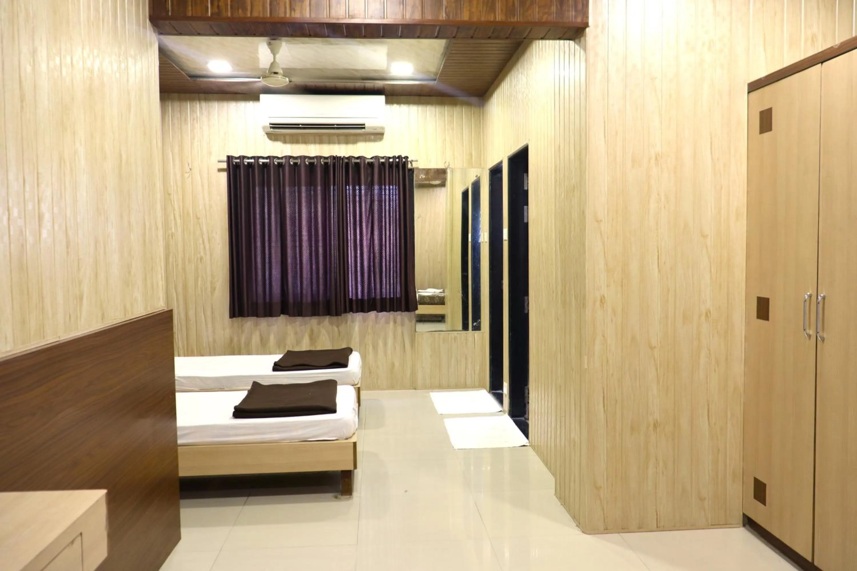 Bed in Hotel Midtown Inn