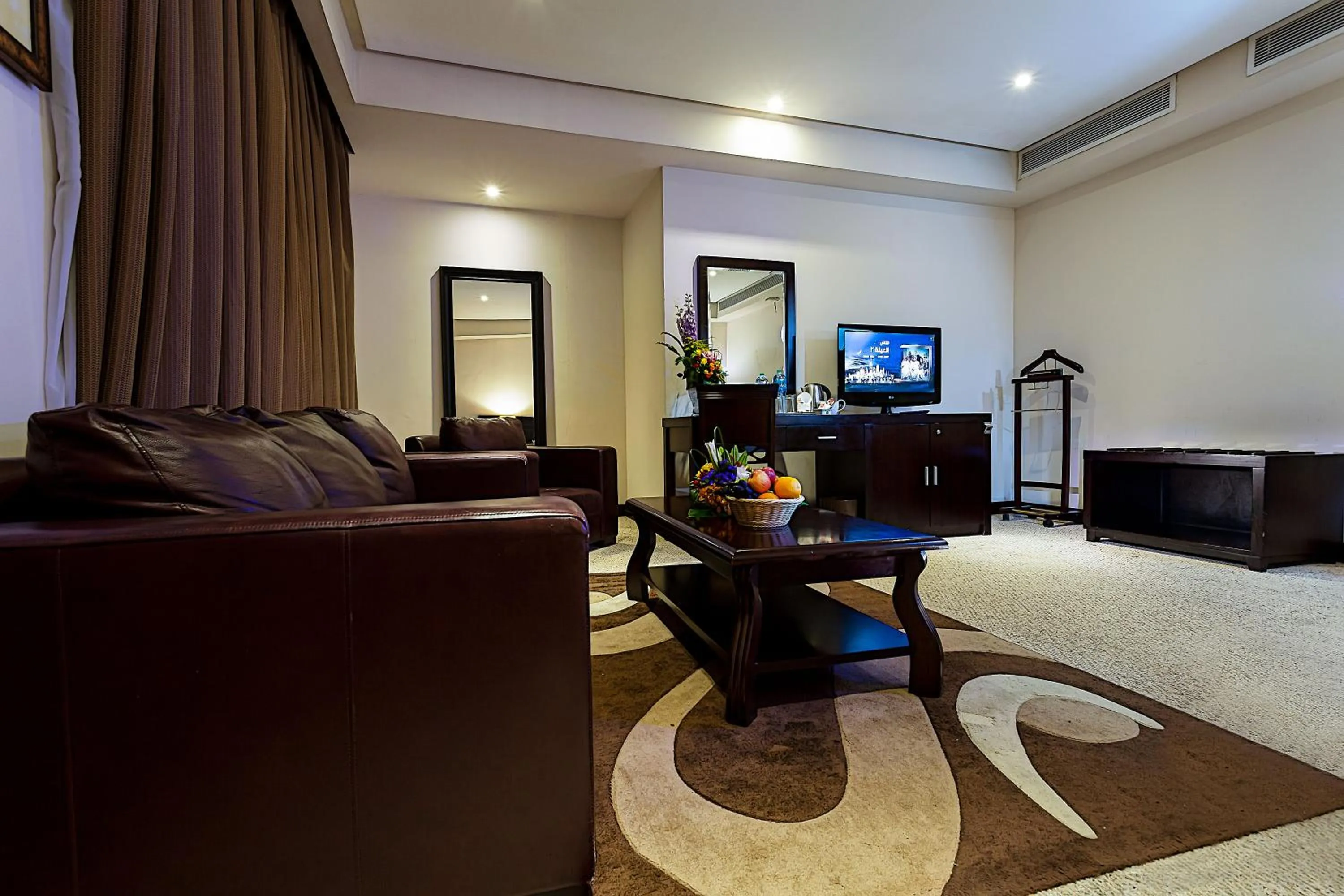 Seating area in Monroe Hotel & Suites