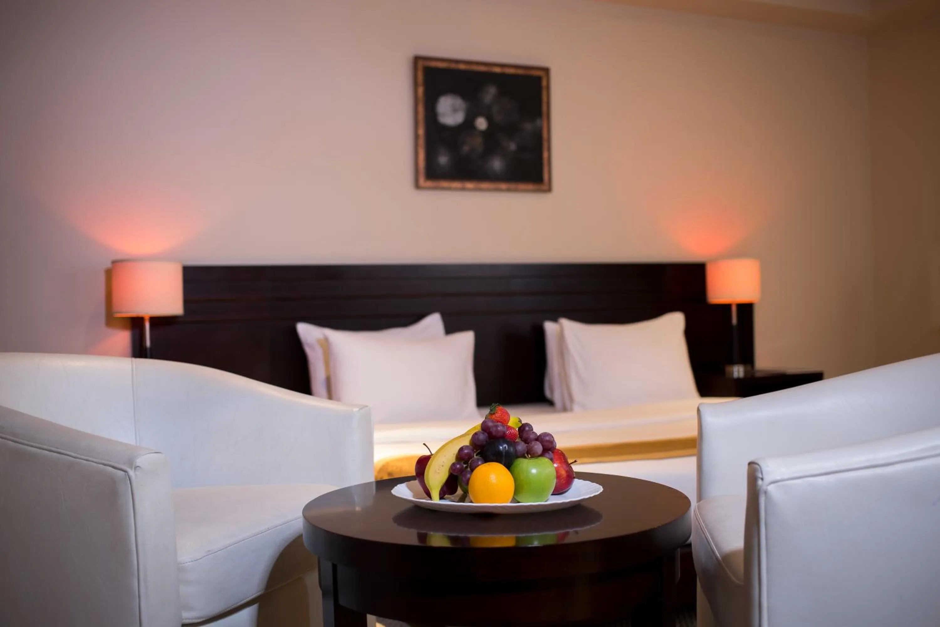 Dining area, Bed in Monroe Hotel & Suites