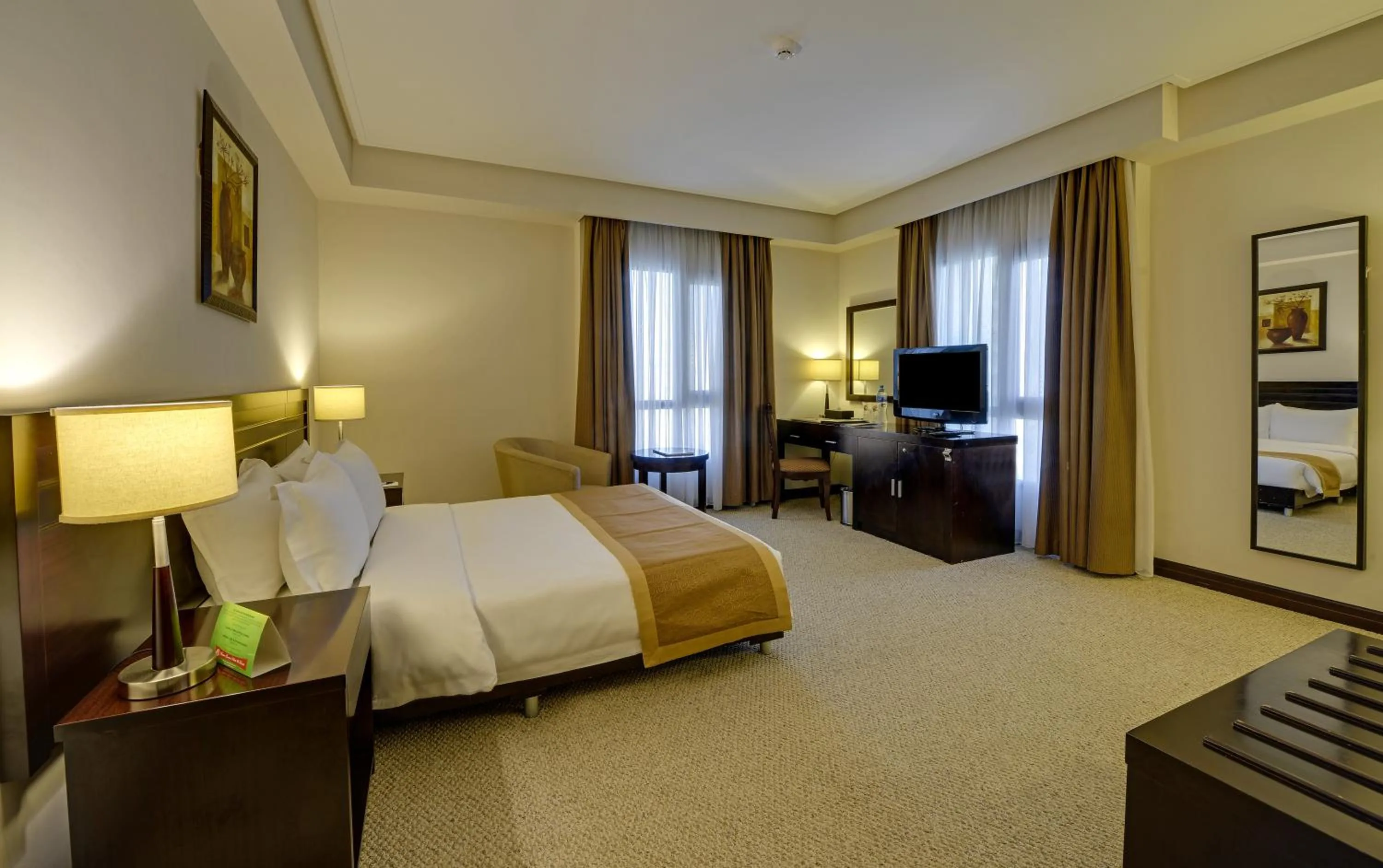 Photo of the whole room, Bed in Monroe Hotel & Suites