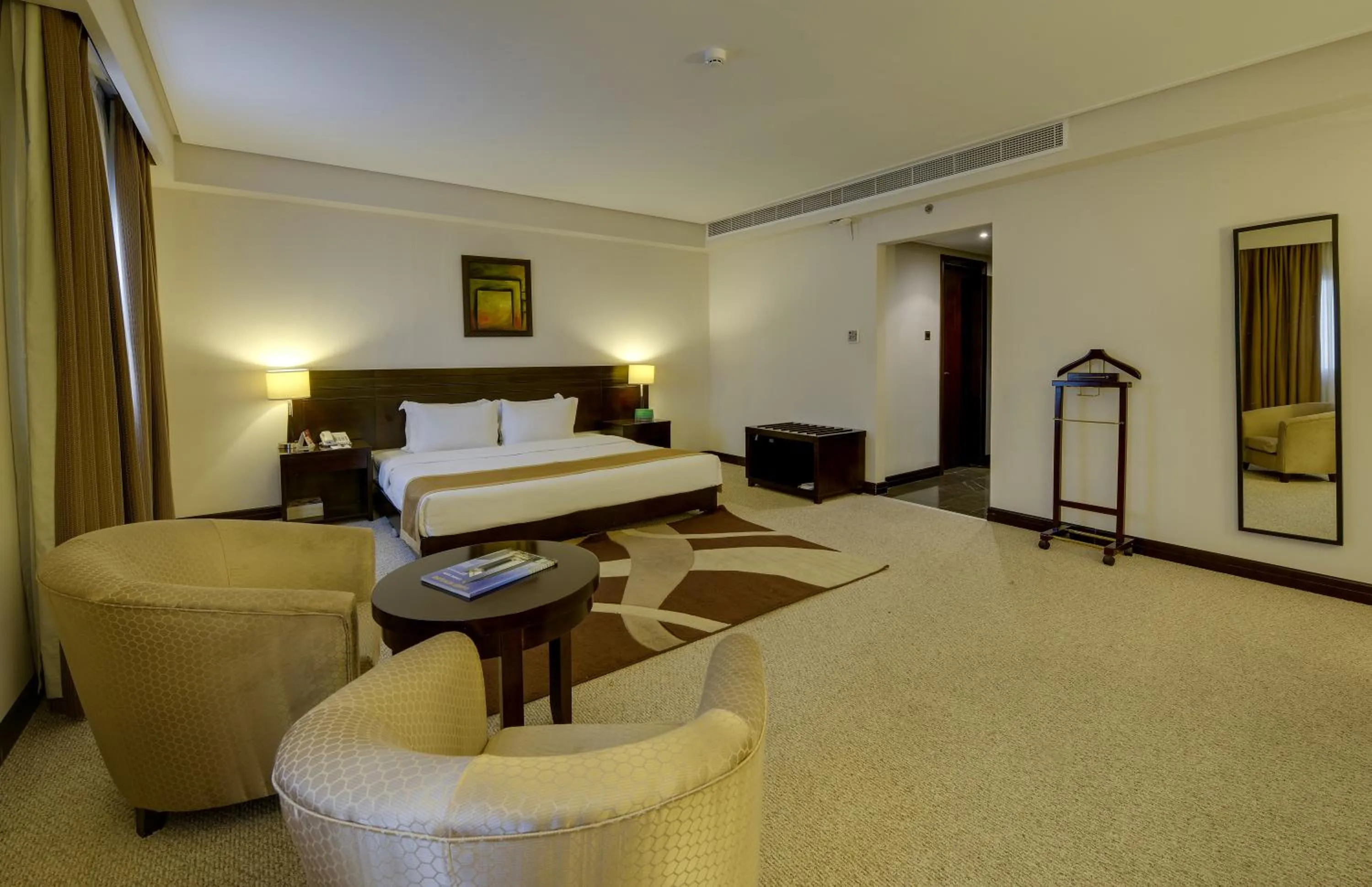 Photo of the whole room, Bed in Monroe Hotel & Suites