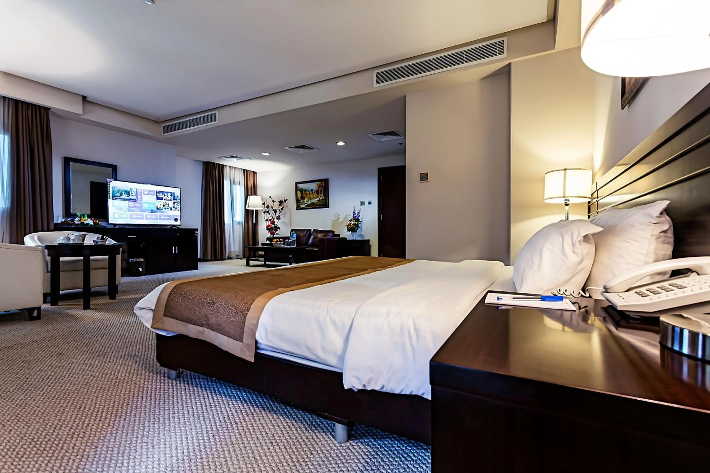 Bedroom, Bed in Monroe Hotel & Suites