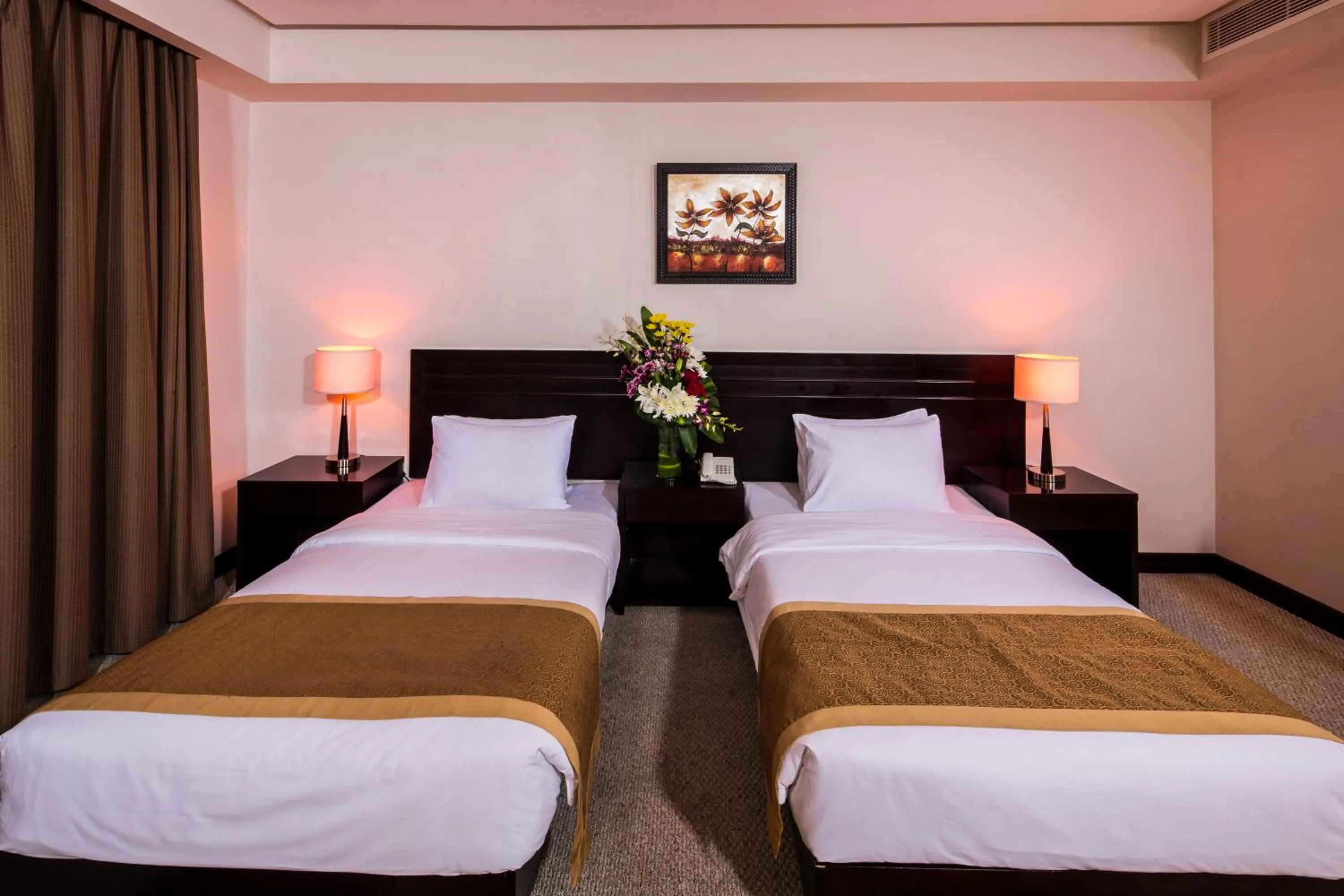 Bed in Monroe Hotel & Suites