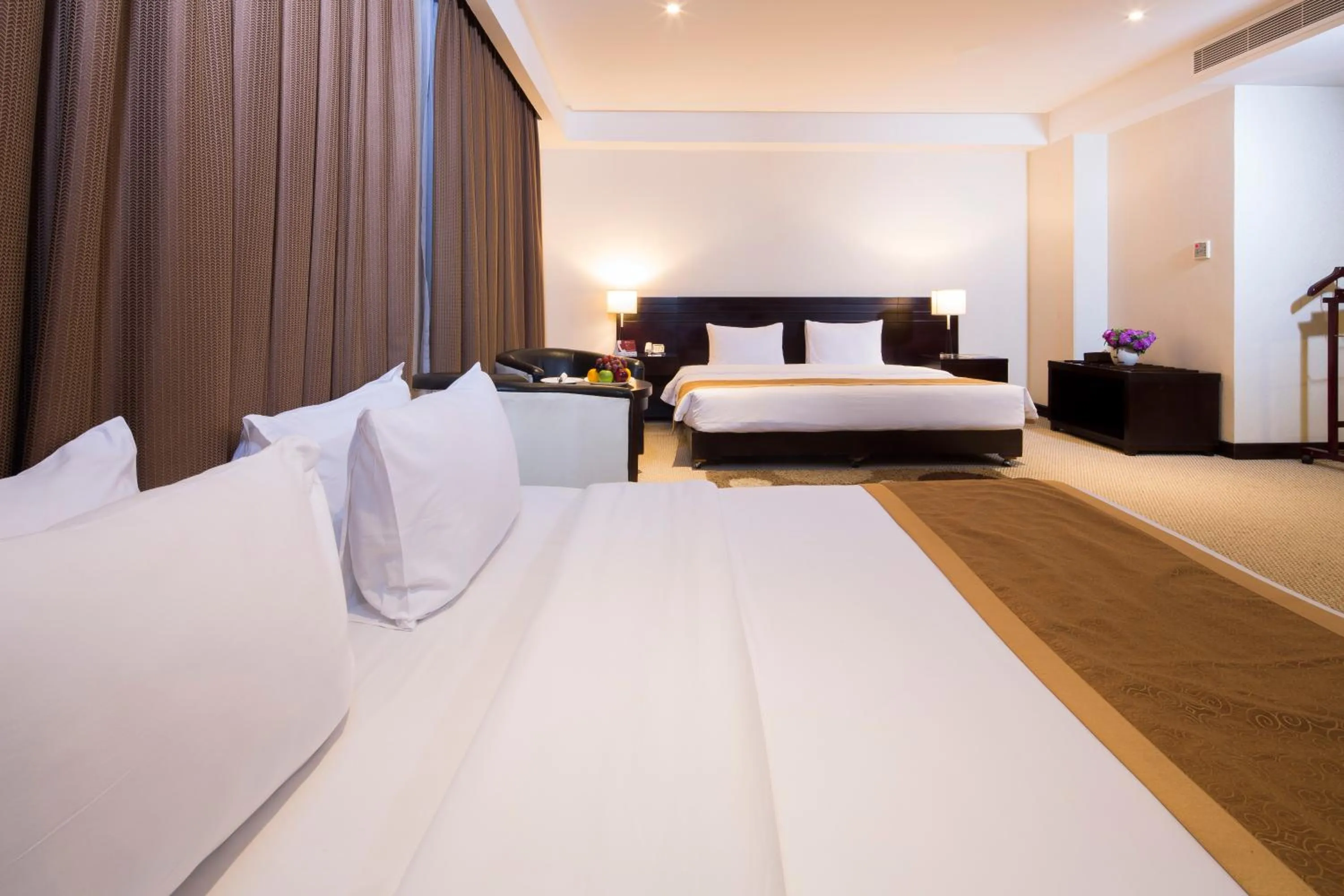 Bedroom, Bed in Monroe Hotel & Suites