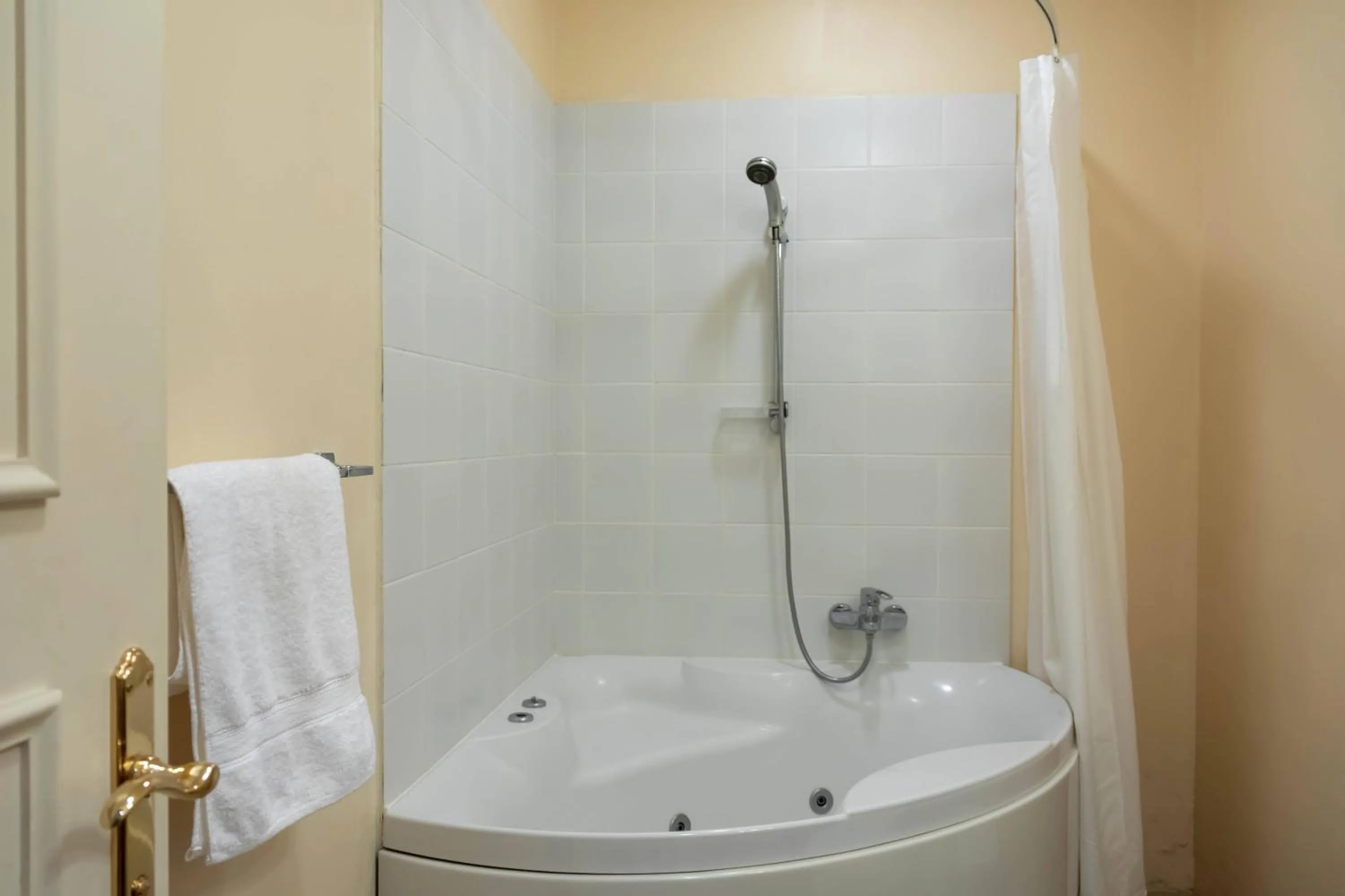 Shower in Mansouri Mansions Hotel