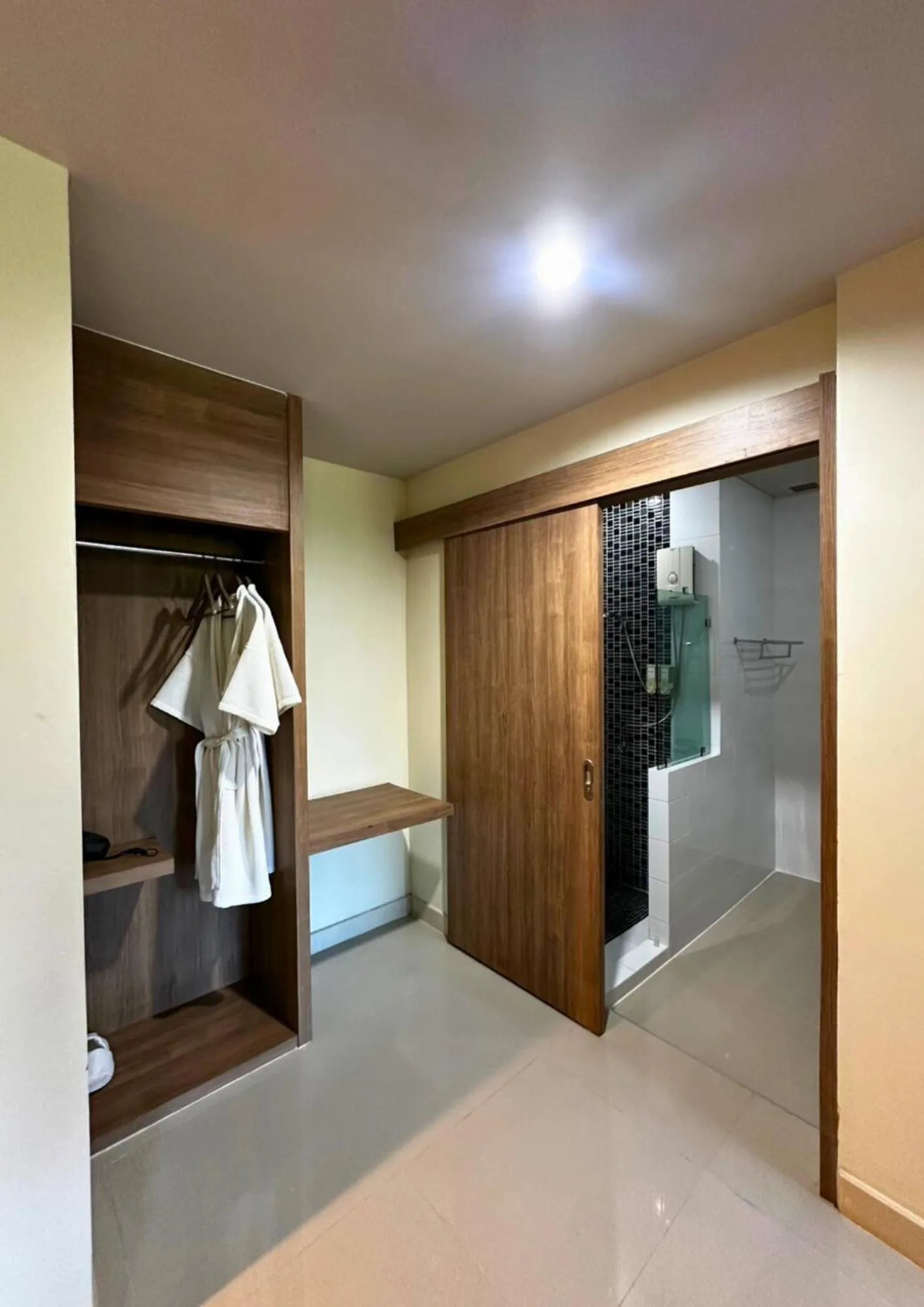 wardrobe, Bed in Akelada Hotel