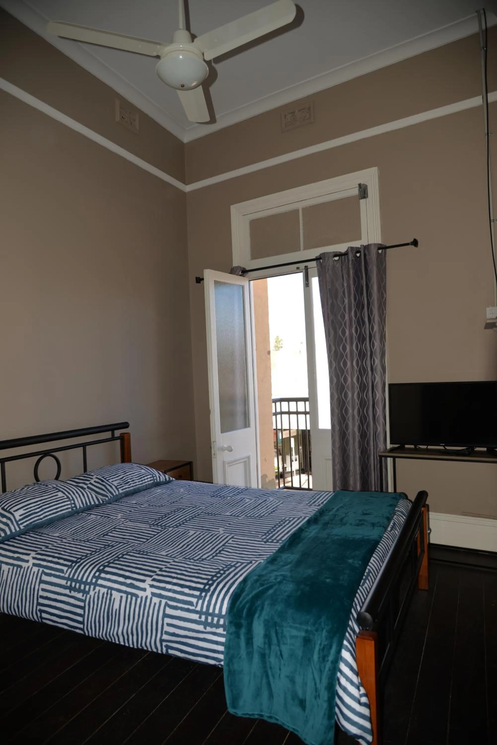 Balcony/Terrace, Bed in Geraldton Backpackers