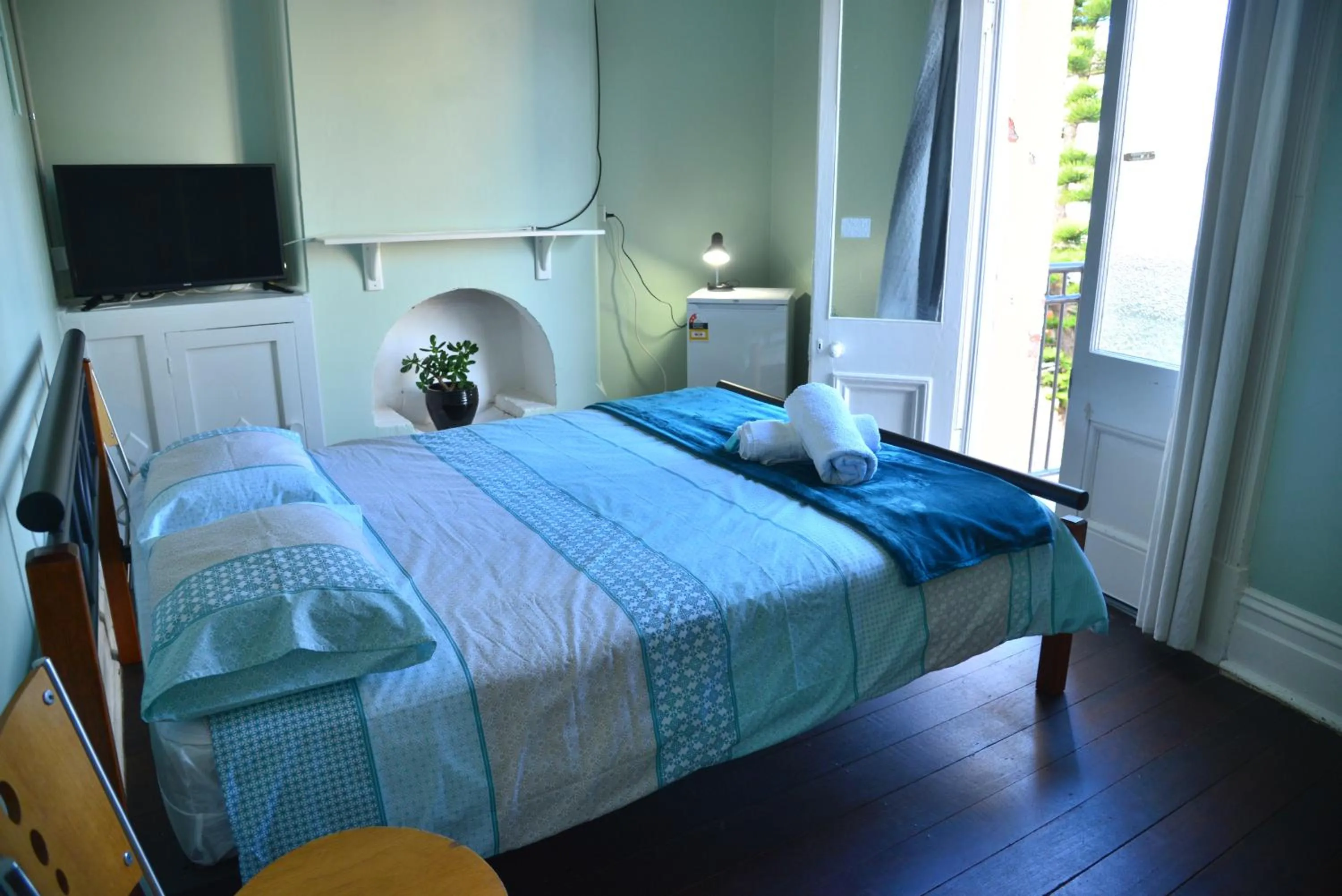 Balcony/Terrace, Bed in Geraldton Backpackers