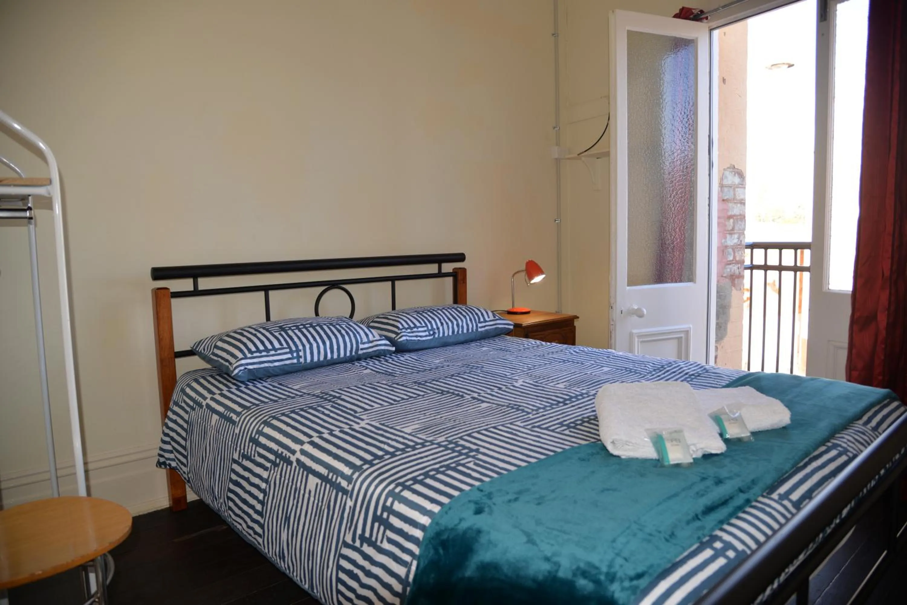 Balcony/Terrace, Bed in Geraldton Backpackers