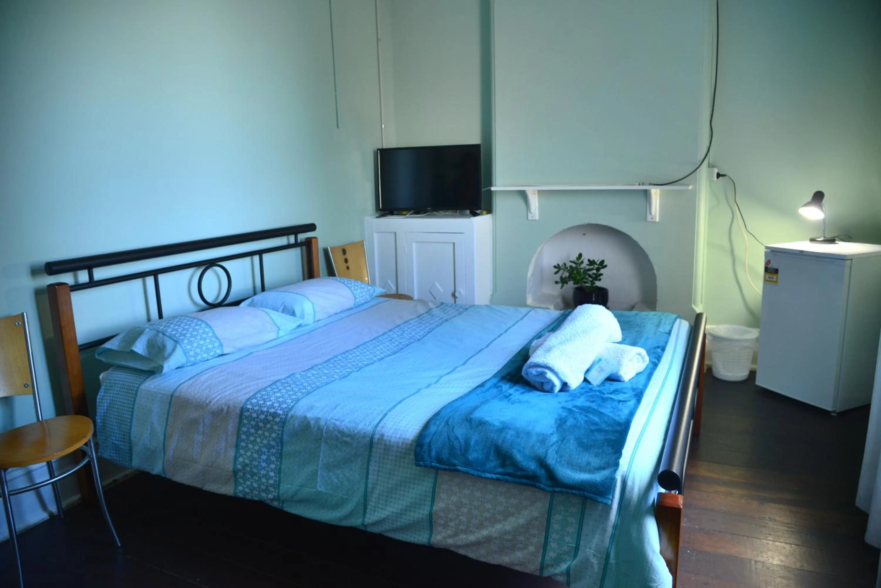 Balcony/Terrace, Bed in Geraldton Backpackers