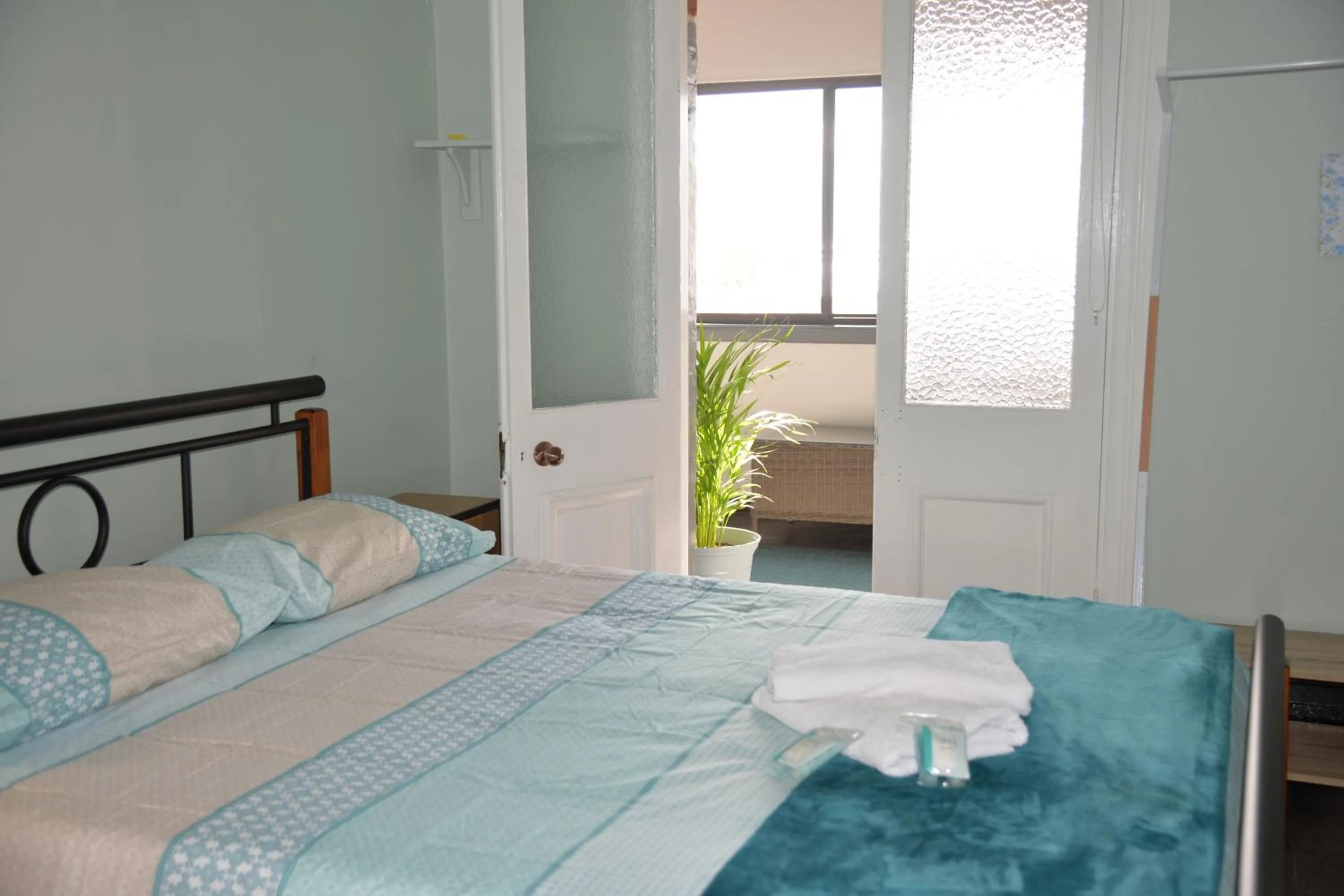 Balcony/Terrace, Bed in Geraldton Backpackers