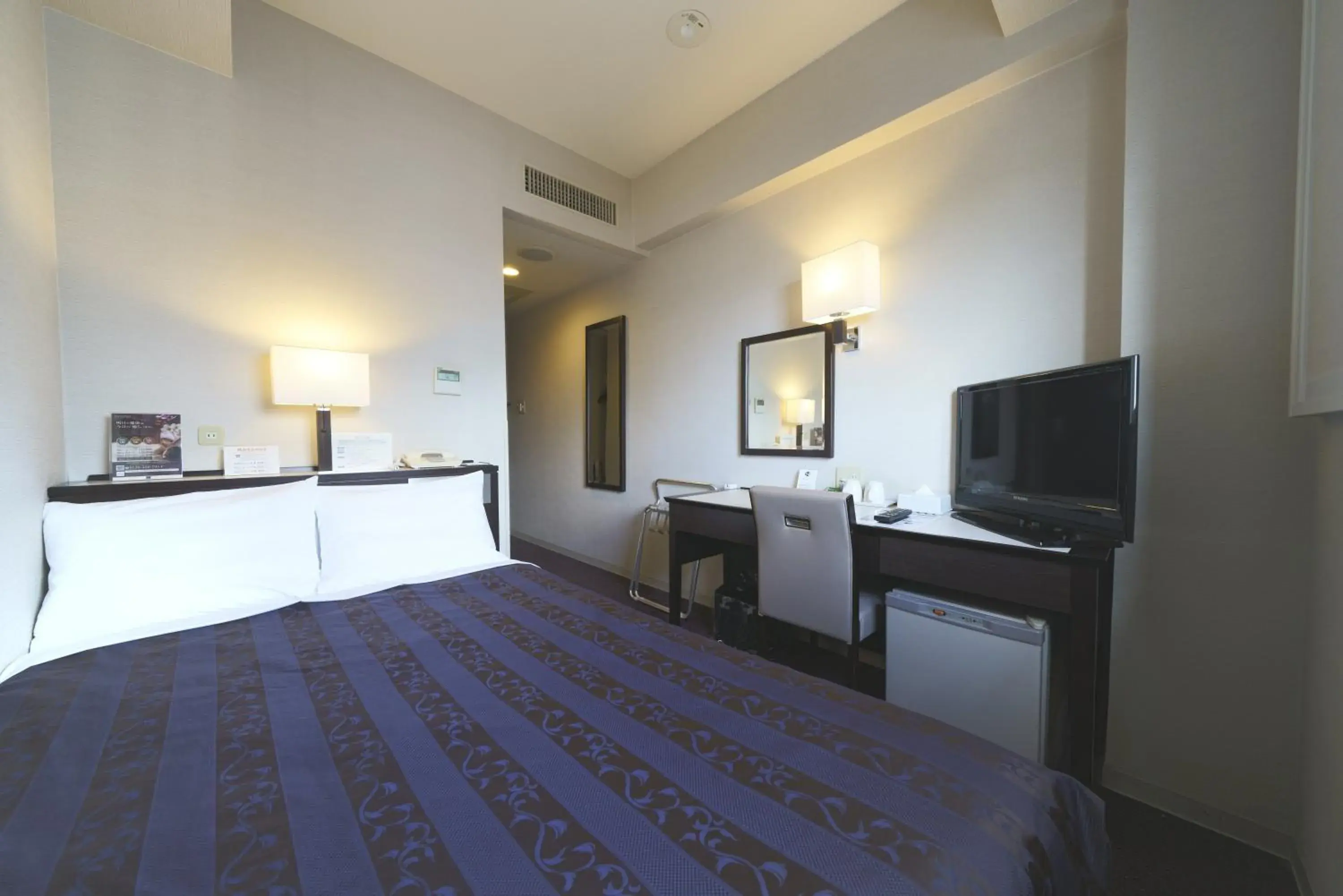 Double Room with Small Double Bed - Non-Smoking in Meitetsu Inn Nagoya Nishiki Double Room with Small Double Bed - Non-Smoking in Meitetsu Inn Nagoya Nishiki