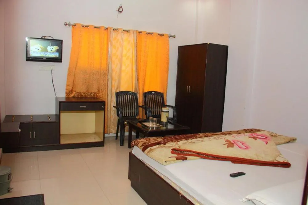 Bed in Hotel Deep Palace Near Bus Stand Udaipole