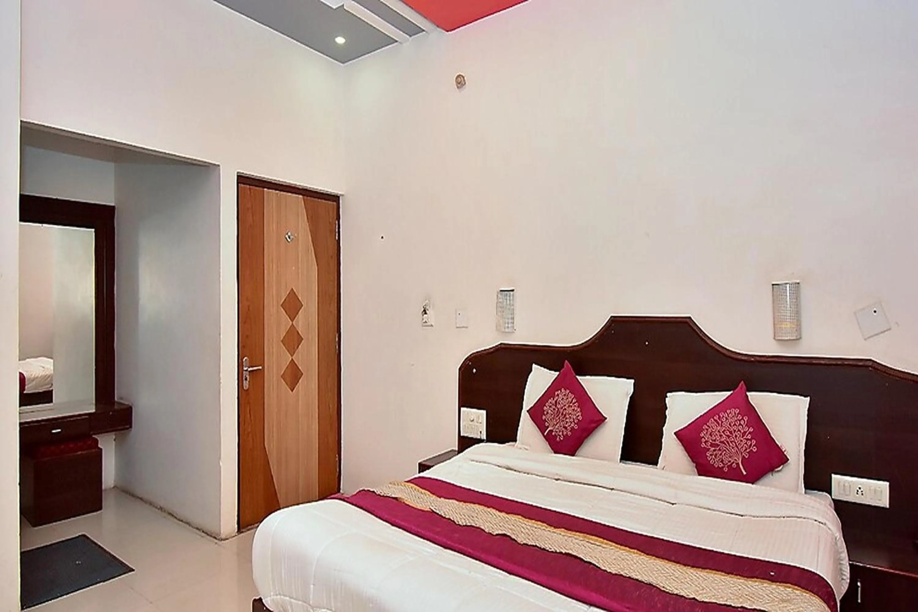 Bedroom in Hotel Deep Palace Near Bus Stand Udaipole