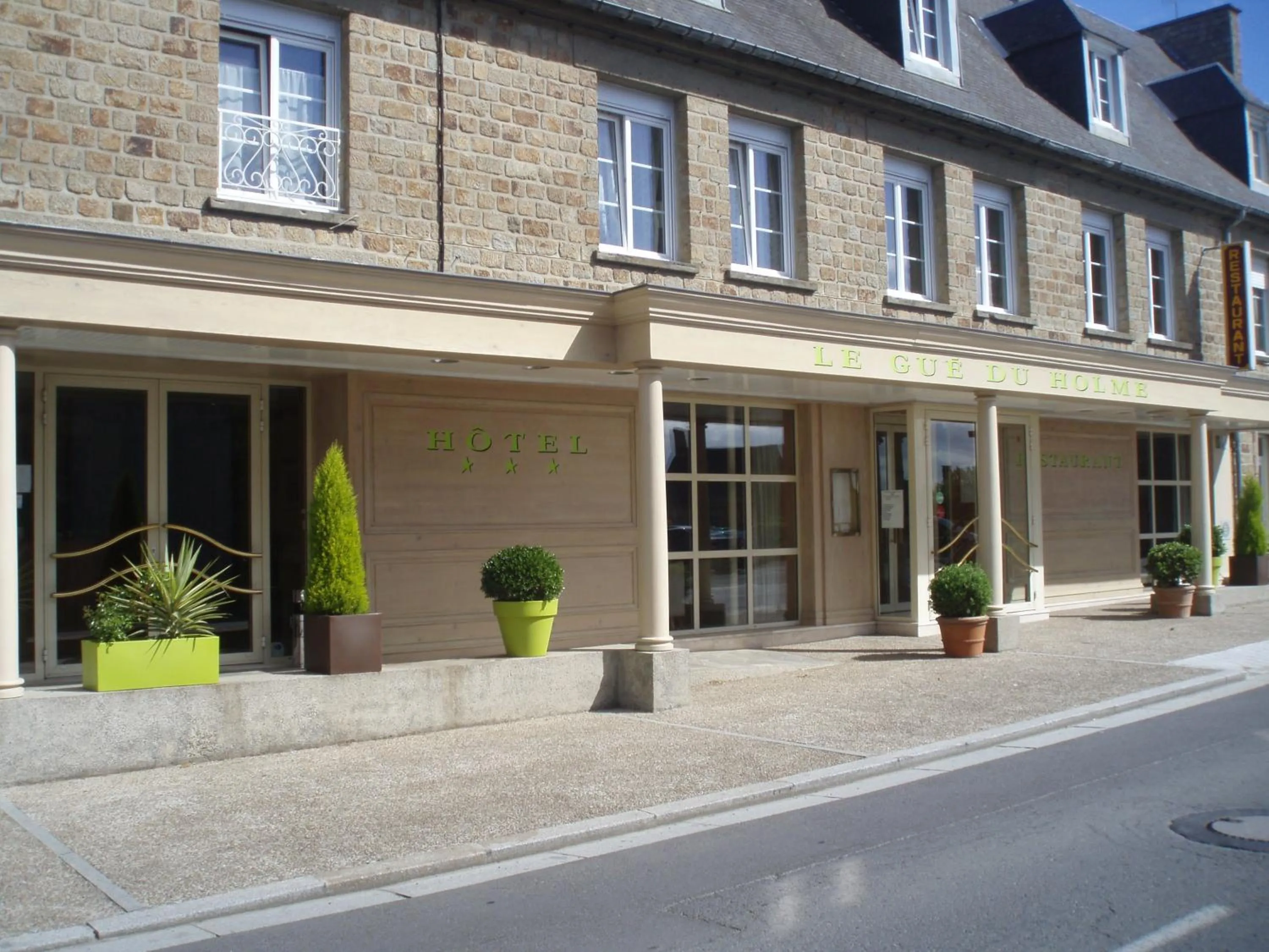 Facade/entrance in Logis Hôtel Restaurant Le Gue Du Holme