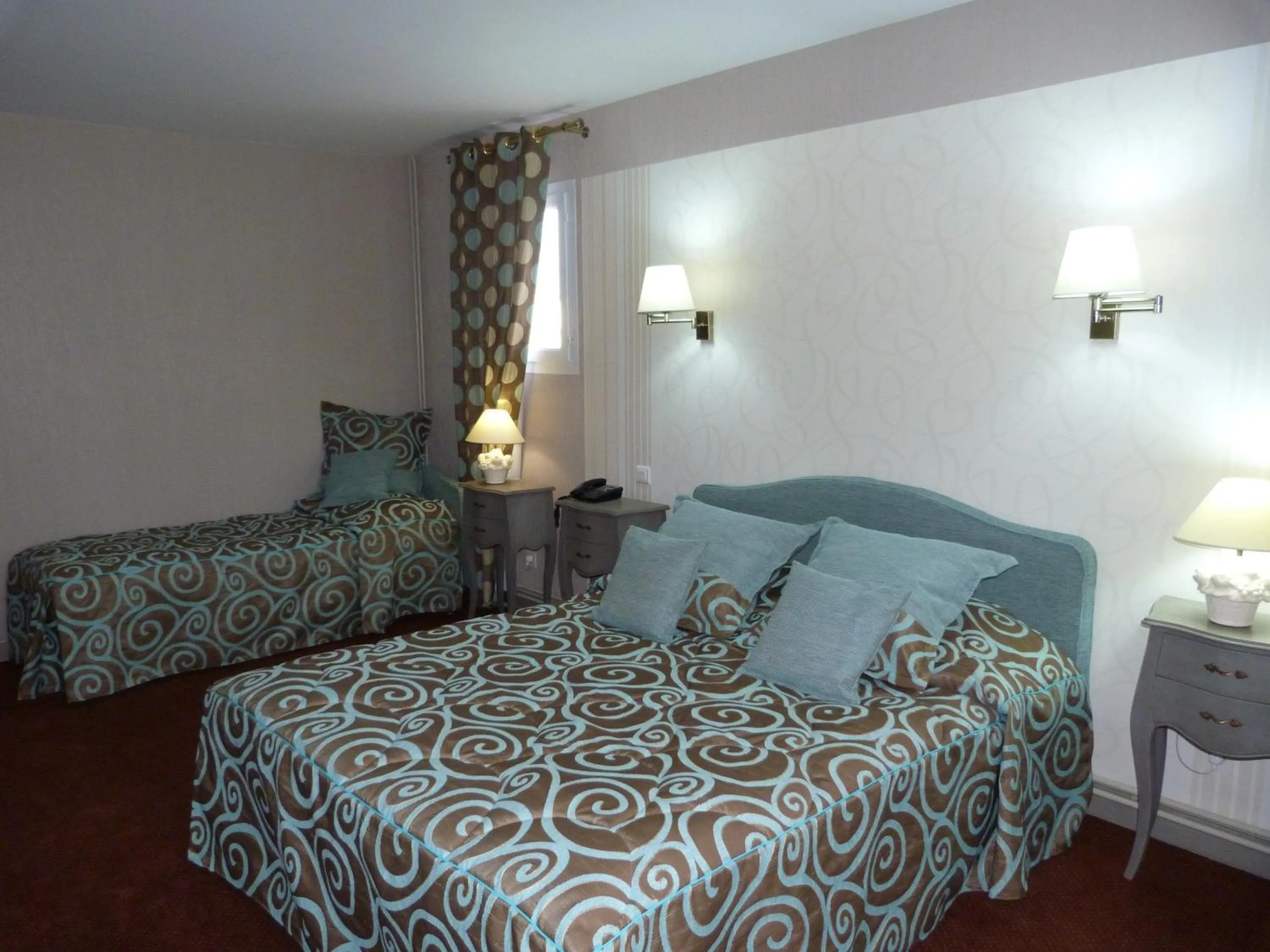 Bedroom, Bed in Logis Hôtel Restaurant Le Gue Du Holme