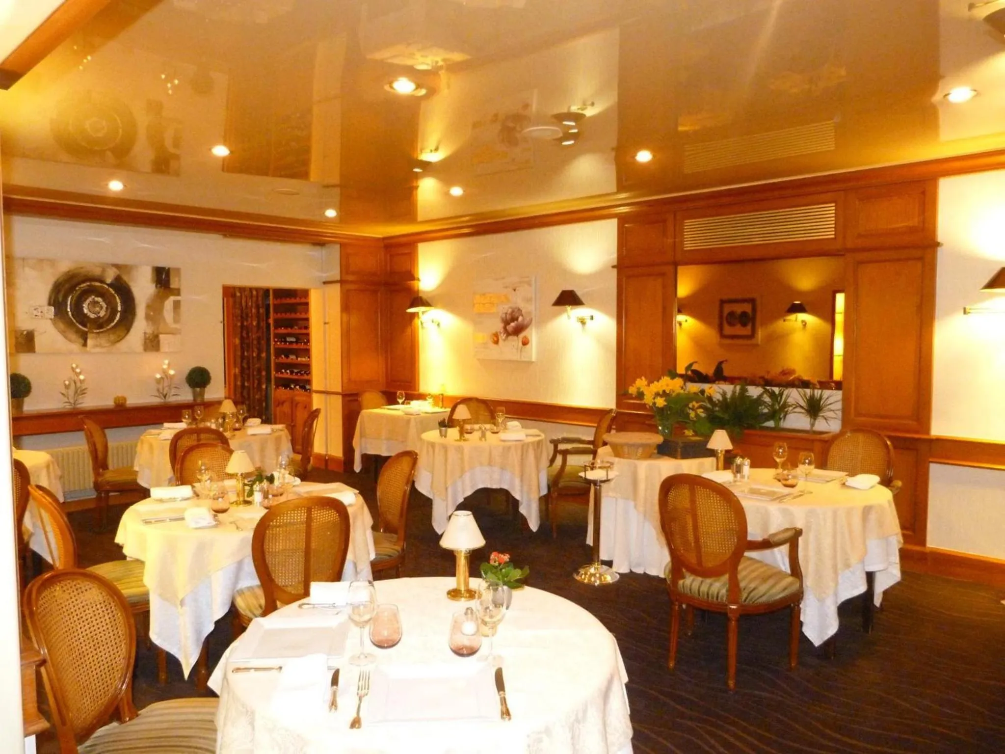 Restaurant/places to eat in Logis Hôtel Restaurant Le Gue Du Holme