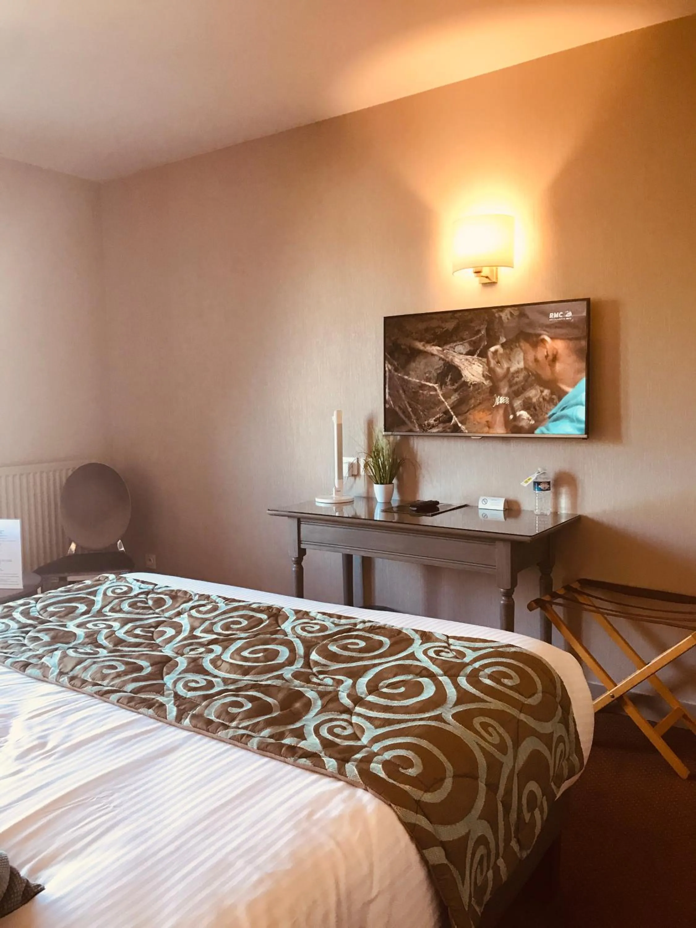 Bed in Logis Hôtel Restaurant Le Gue Du Holme