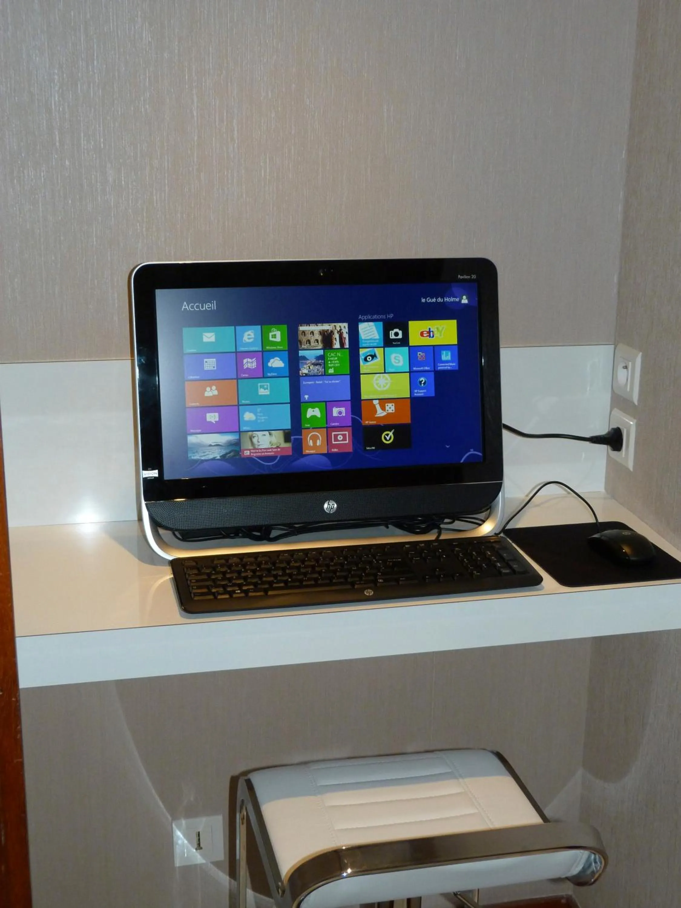 TV and multimedia in Logis Hôtel Restaurant Le Gue Du Holme