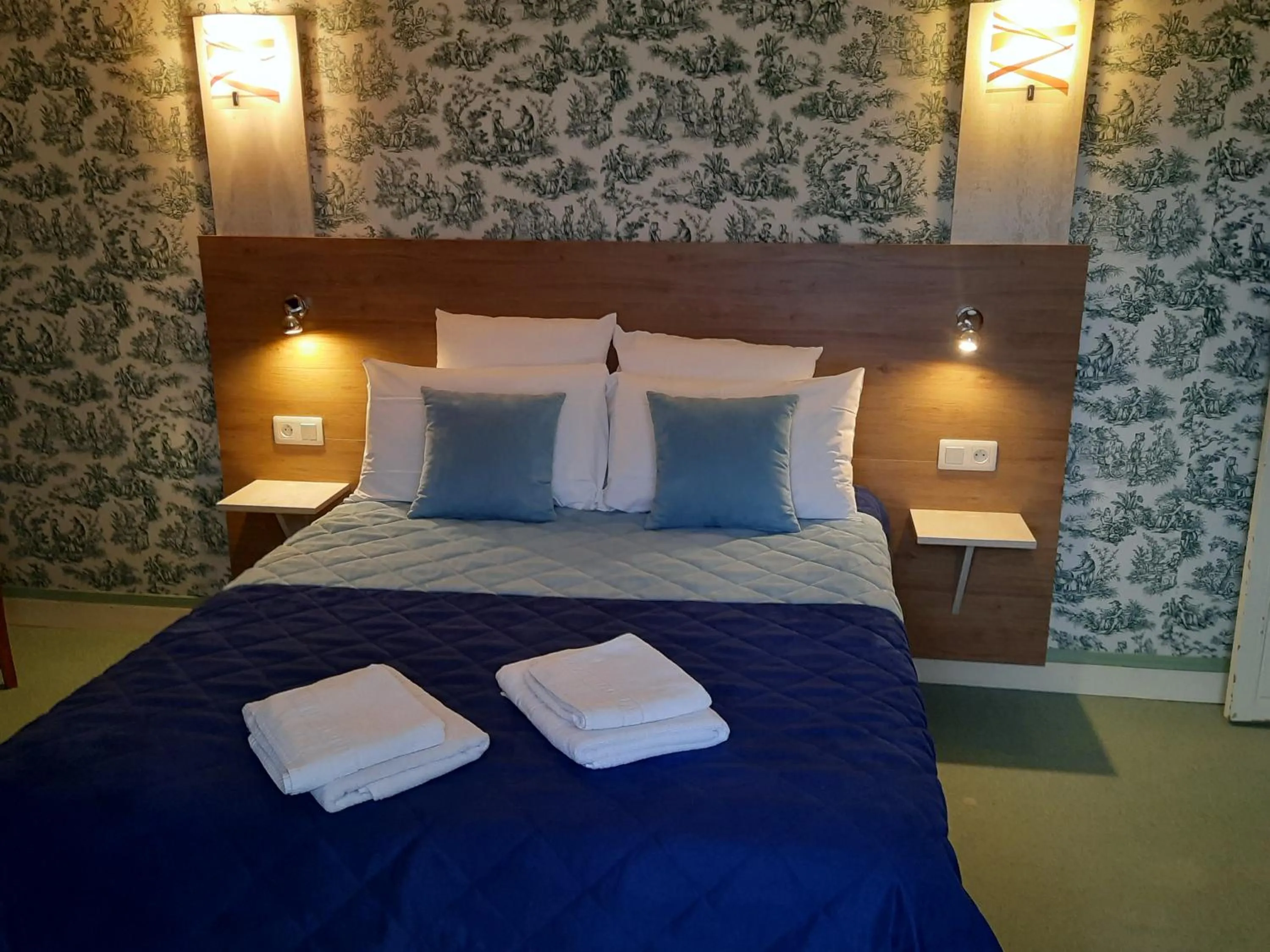 Bedroom, Bed in Hôtel De La Barbacane