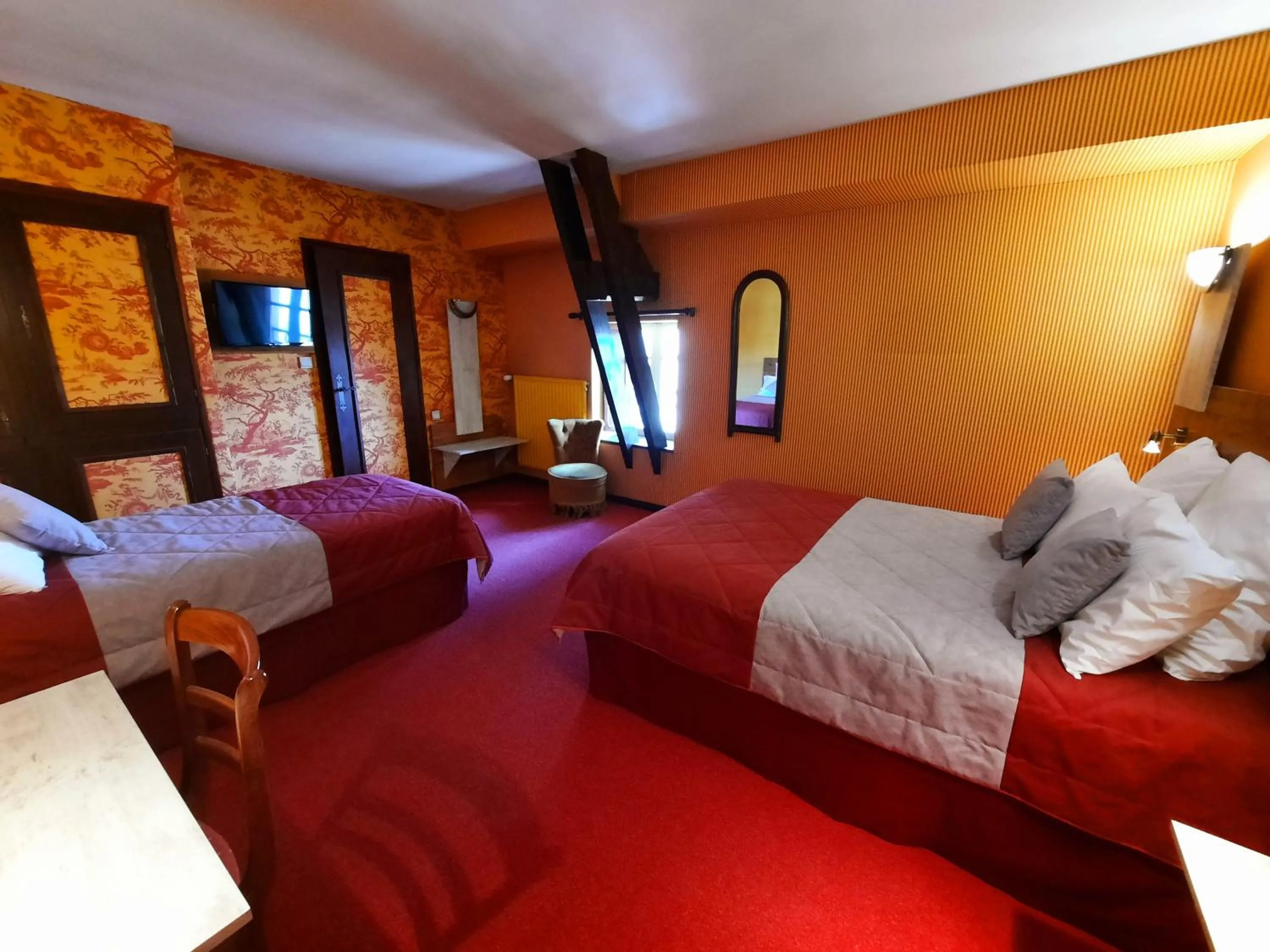 Photo of the whole room, Bed in Hôtel De La Barbacane