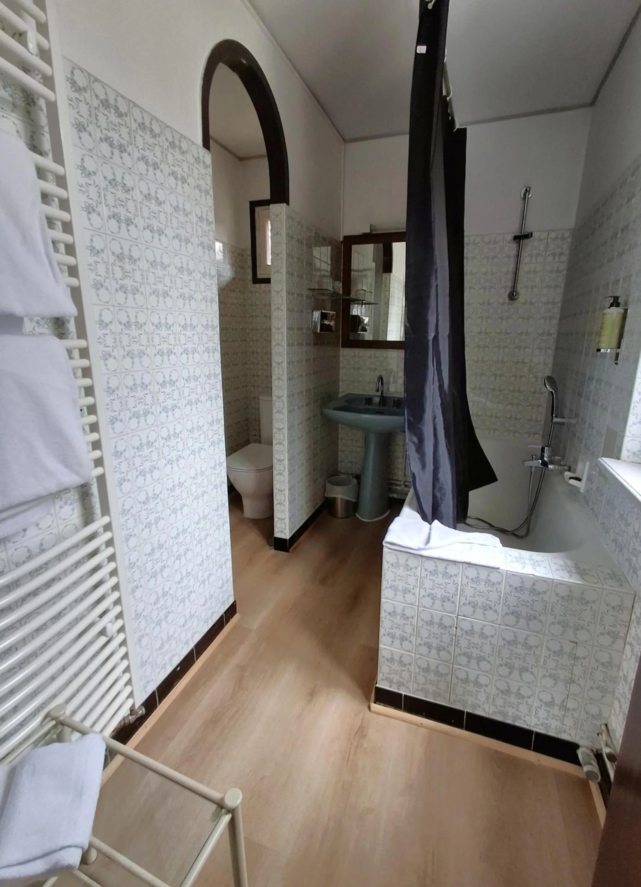 Bathroom, Bed in Hostellerie Du Lys