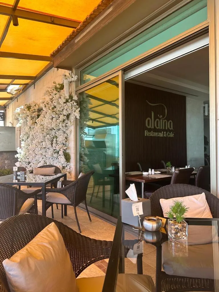 Restaurant/places to eat in Retaj Hotel