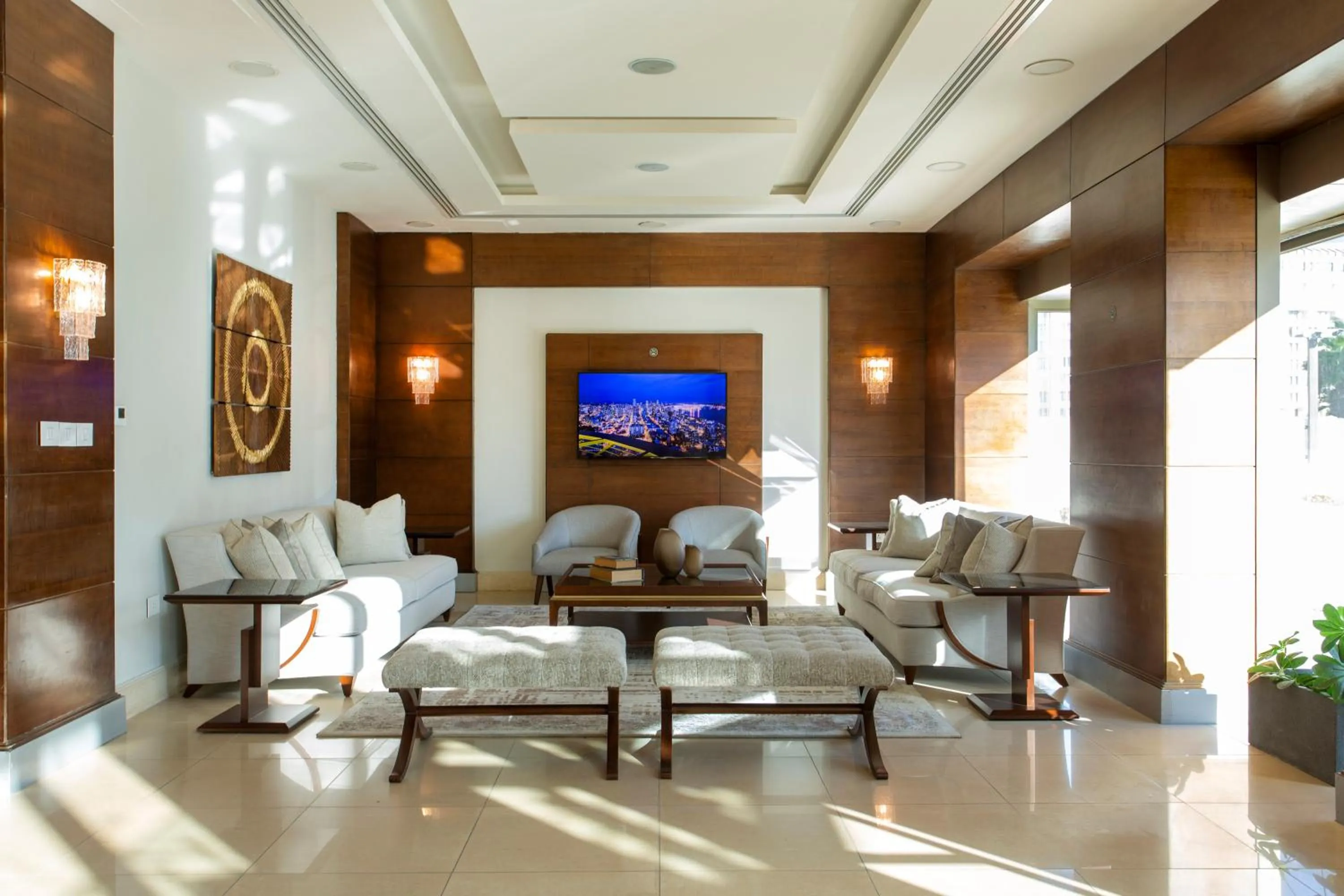 Communal lounge/ TV room in Retaj Hotel