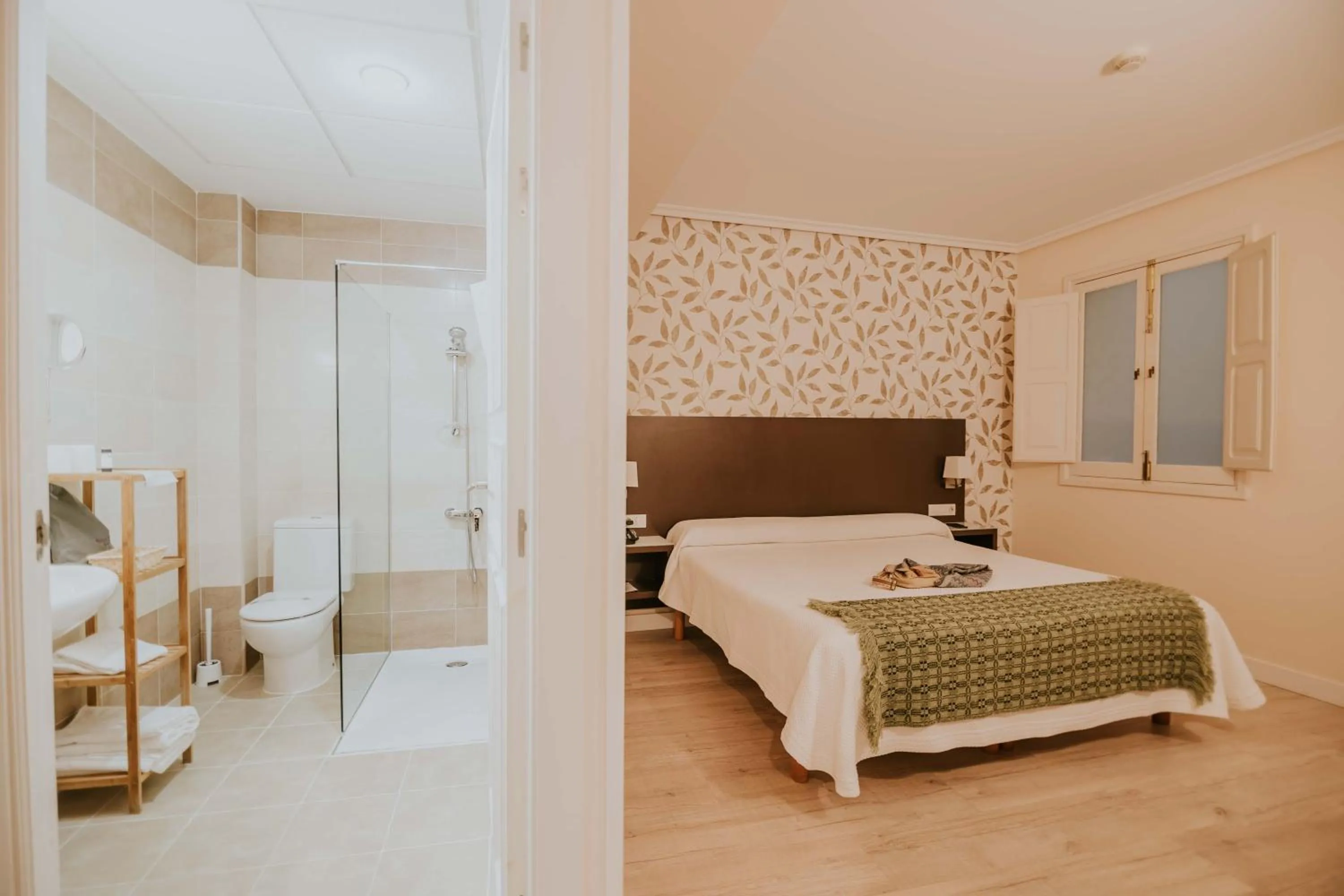 Bathroom, Bed in Hotel Arrope