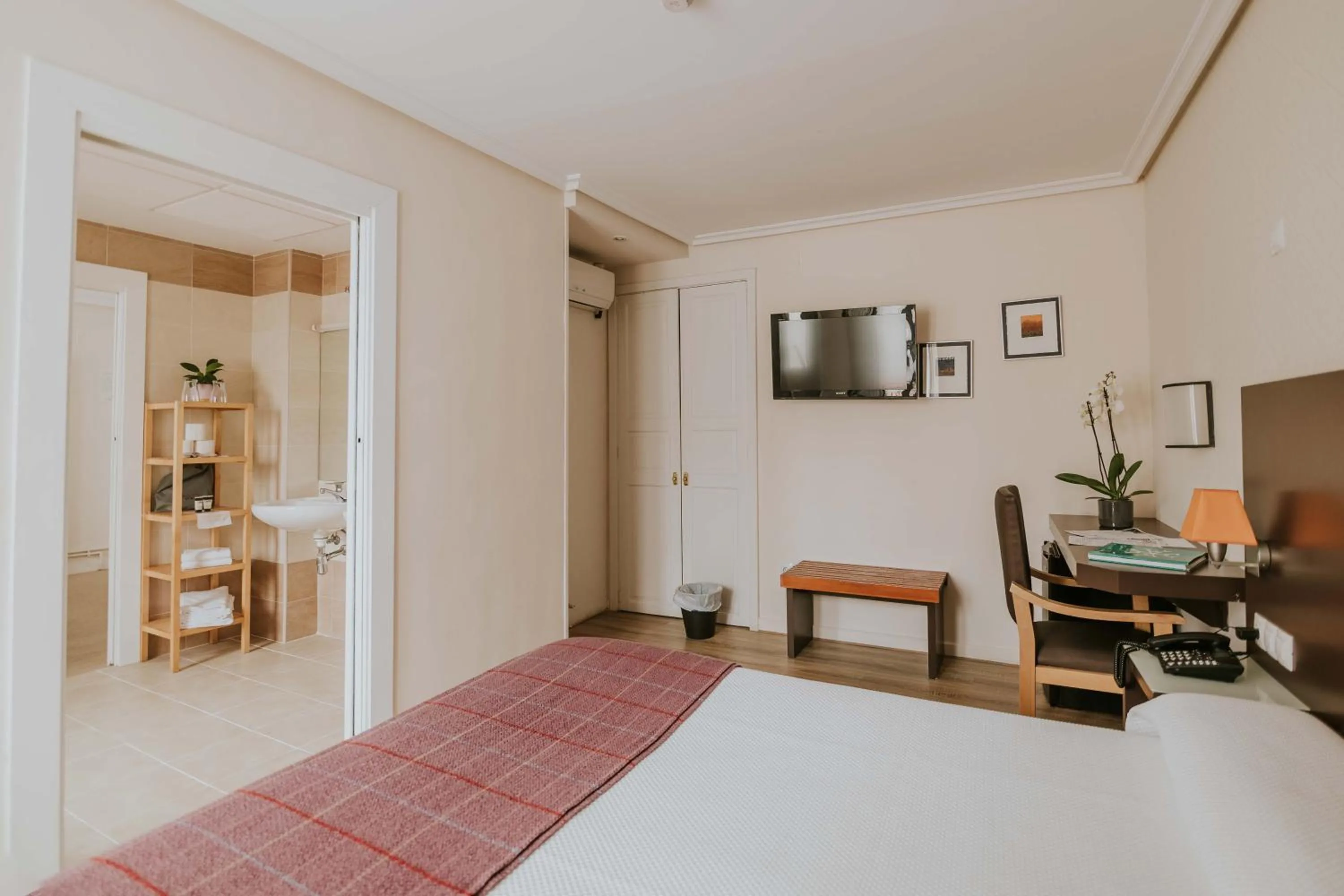 Photo of the whole room, Bed in Hotel Arrope