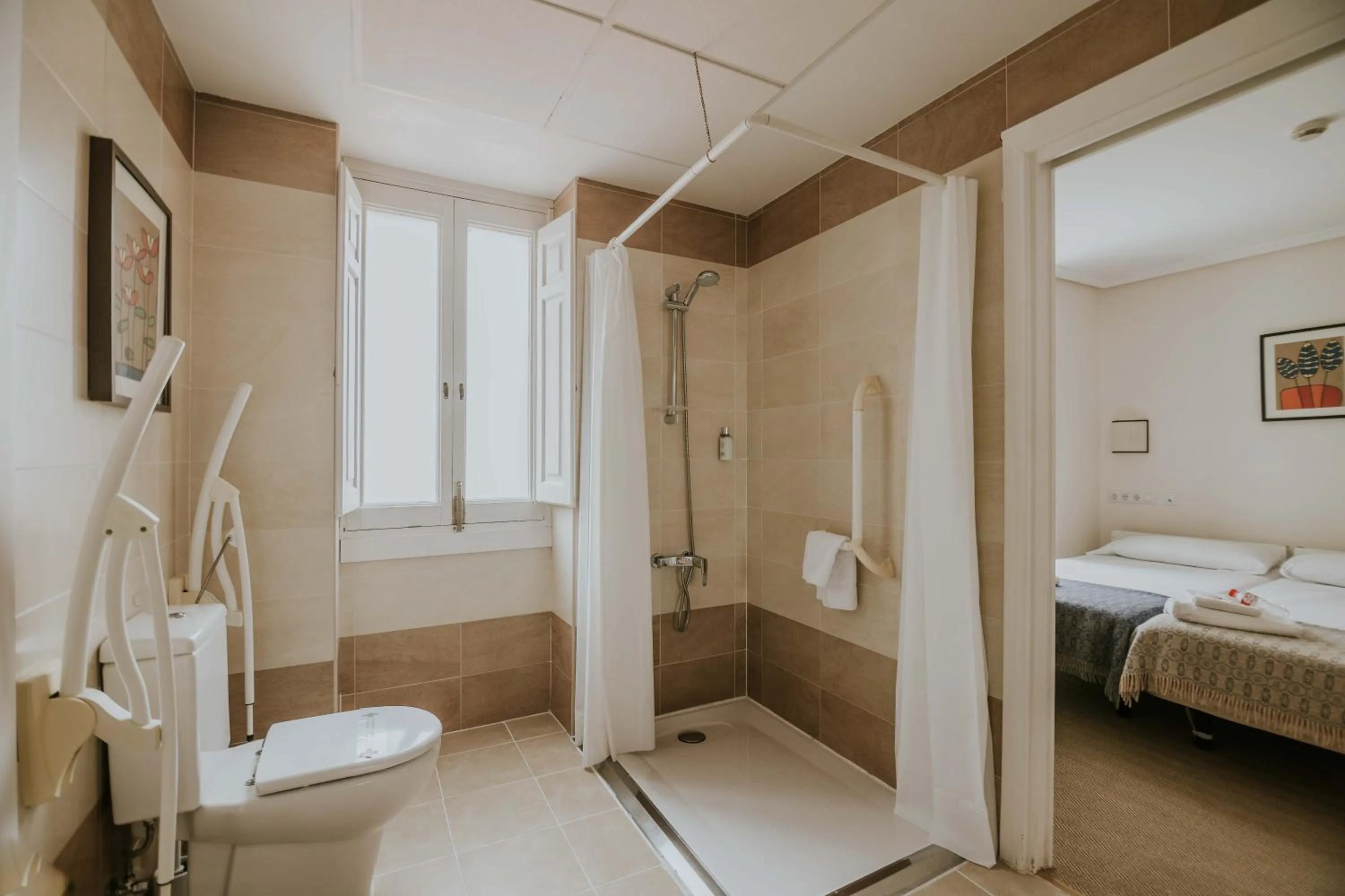 Shower, Bed in Hotel Arrope