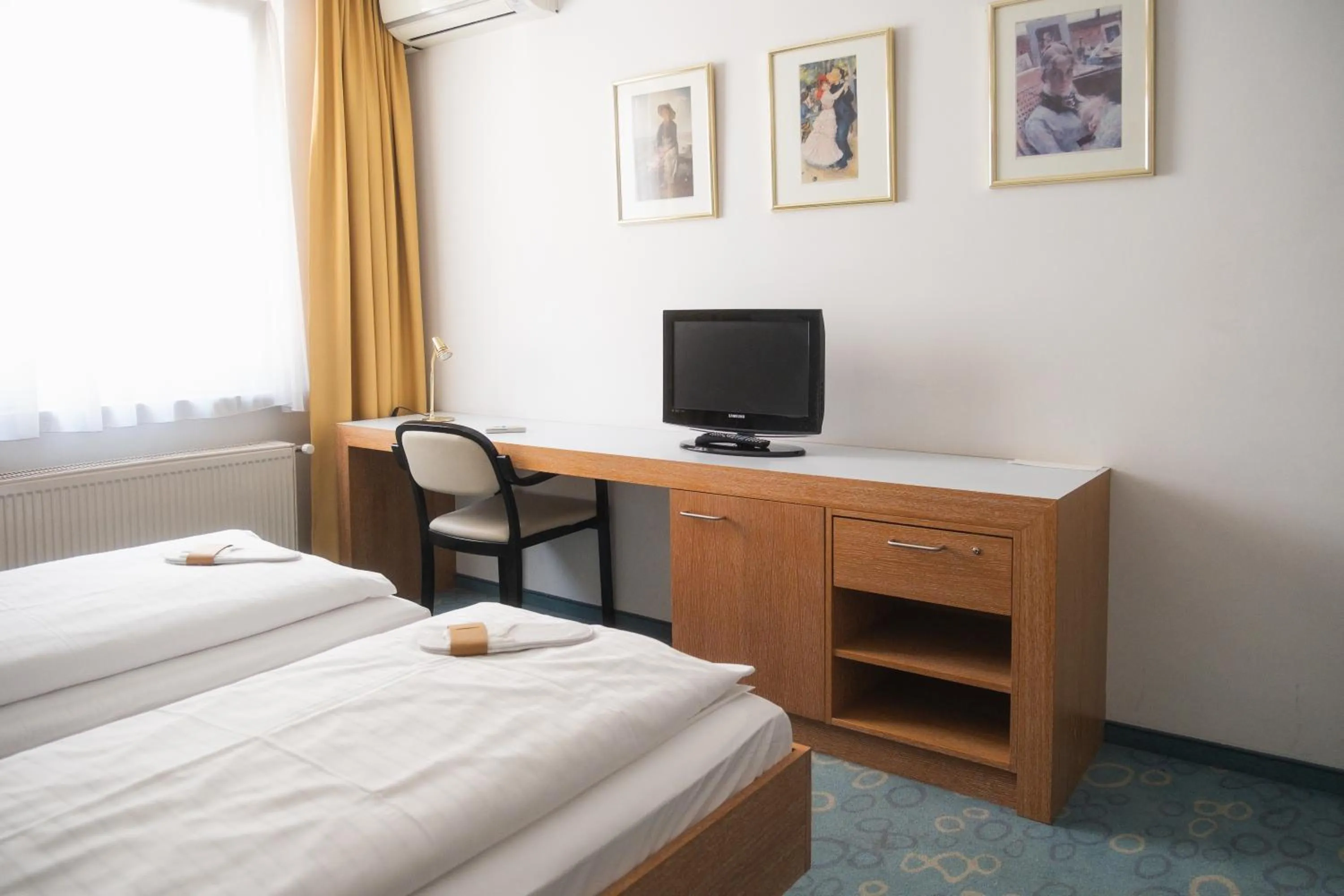 TV and multimedia, Bed in Dom-Hotel