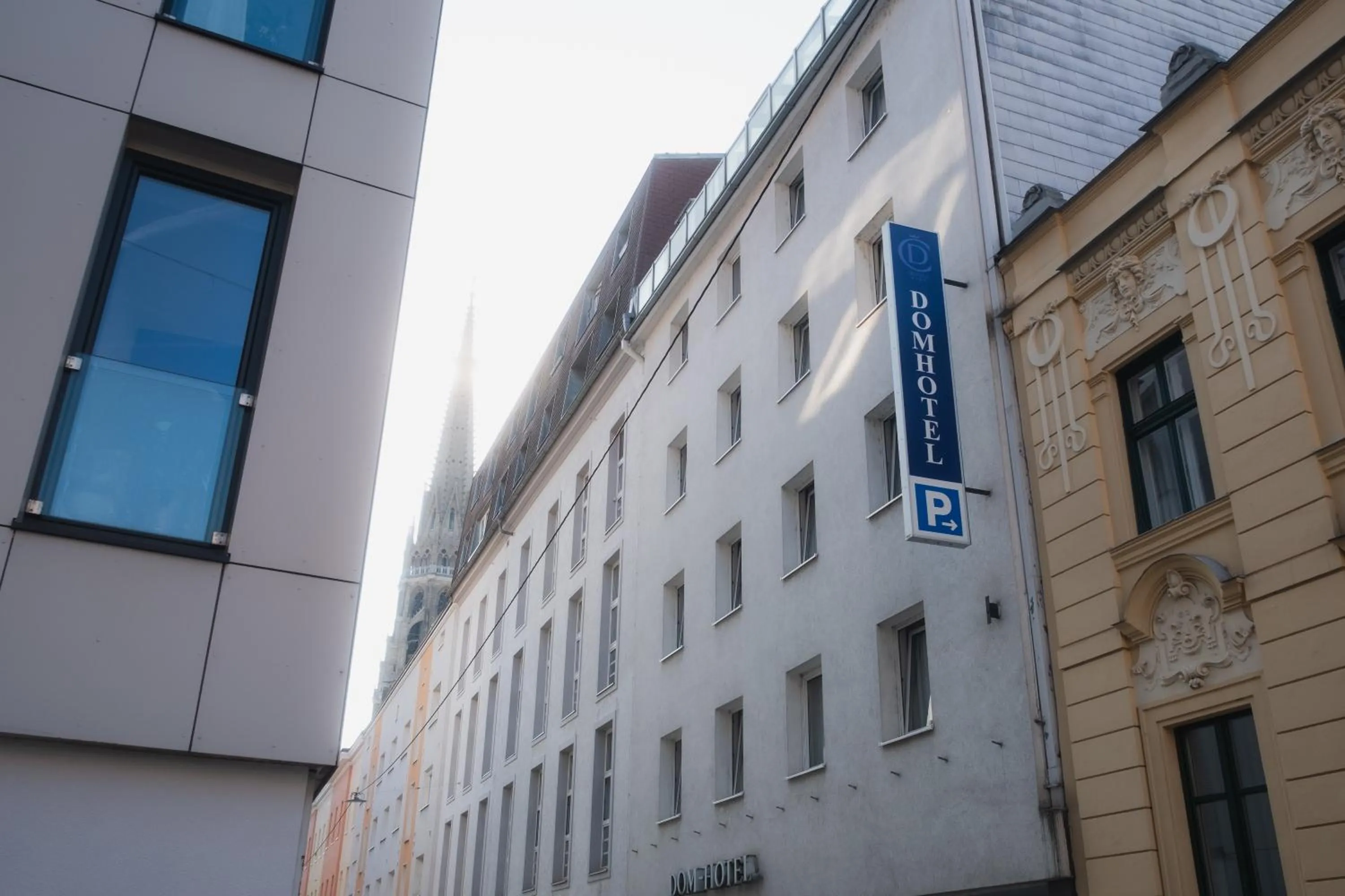 Property building in Dom-Hotel