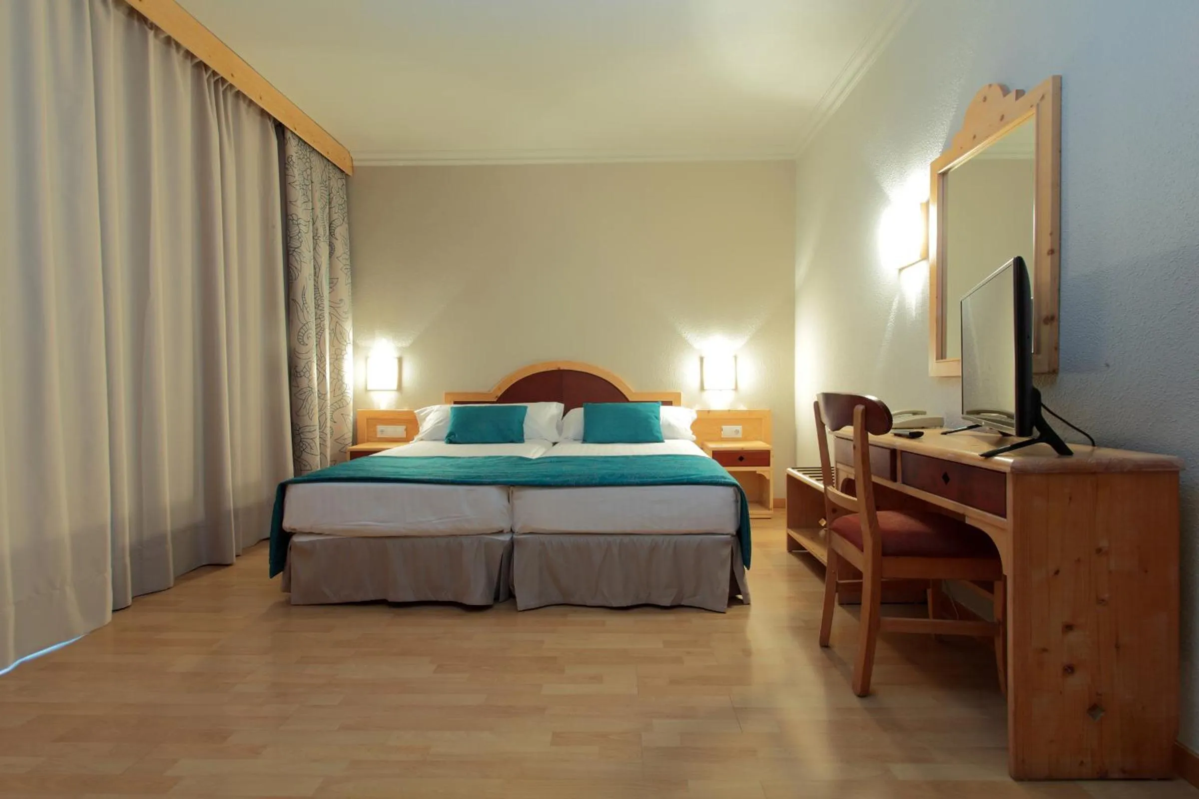 Photo of the whole room, Bed in O7 Tenerife