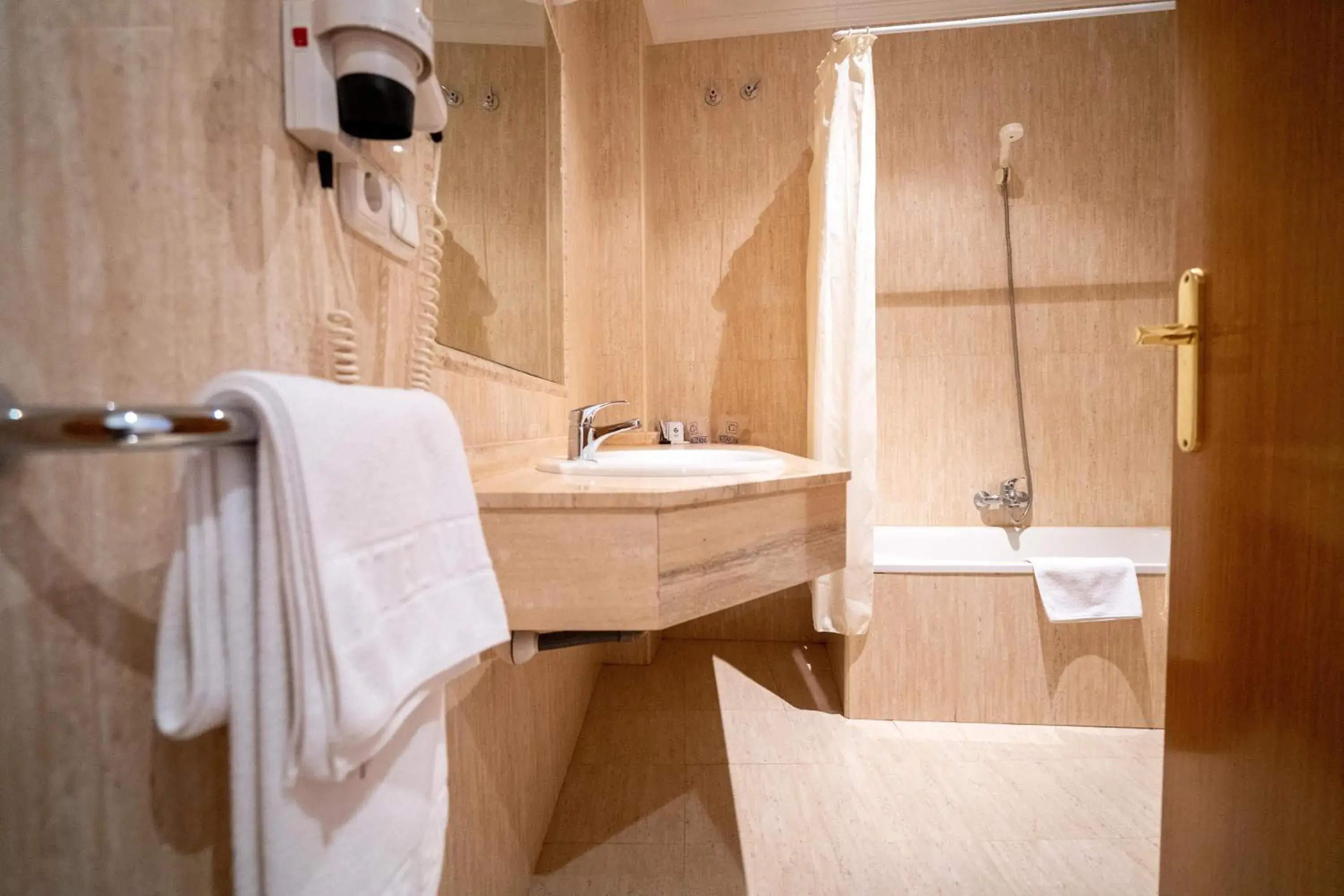 Triple Room with Private Bathroom in Villa de Gor Triple Room with Private Bathroom in Villa de Gor