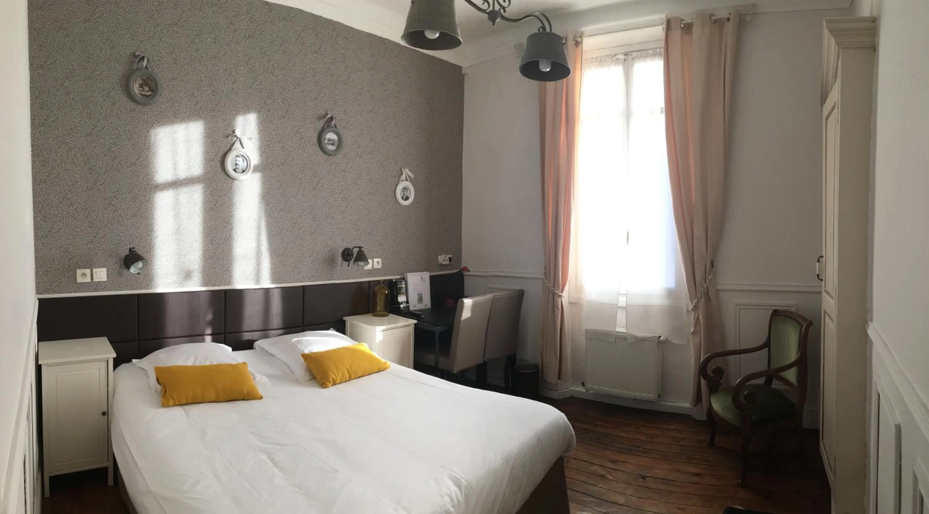 City view, Bed in Hotel Chalet De L'isere