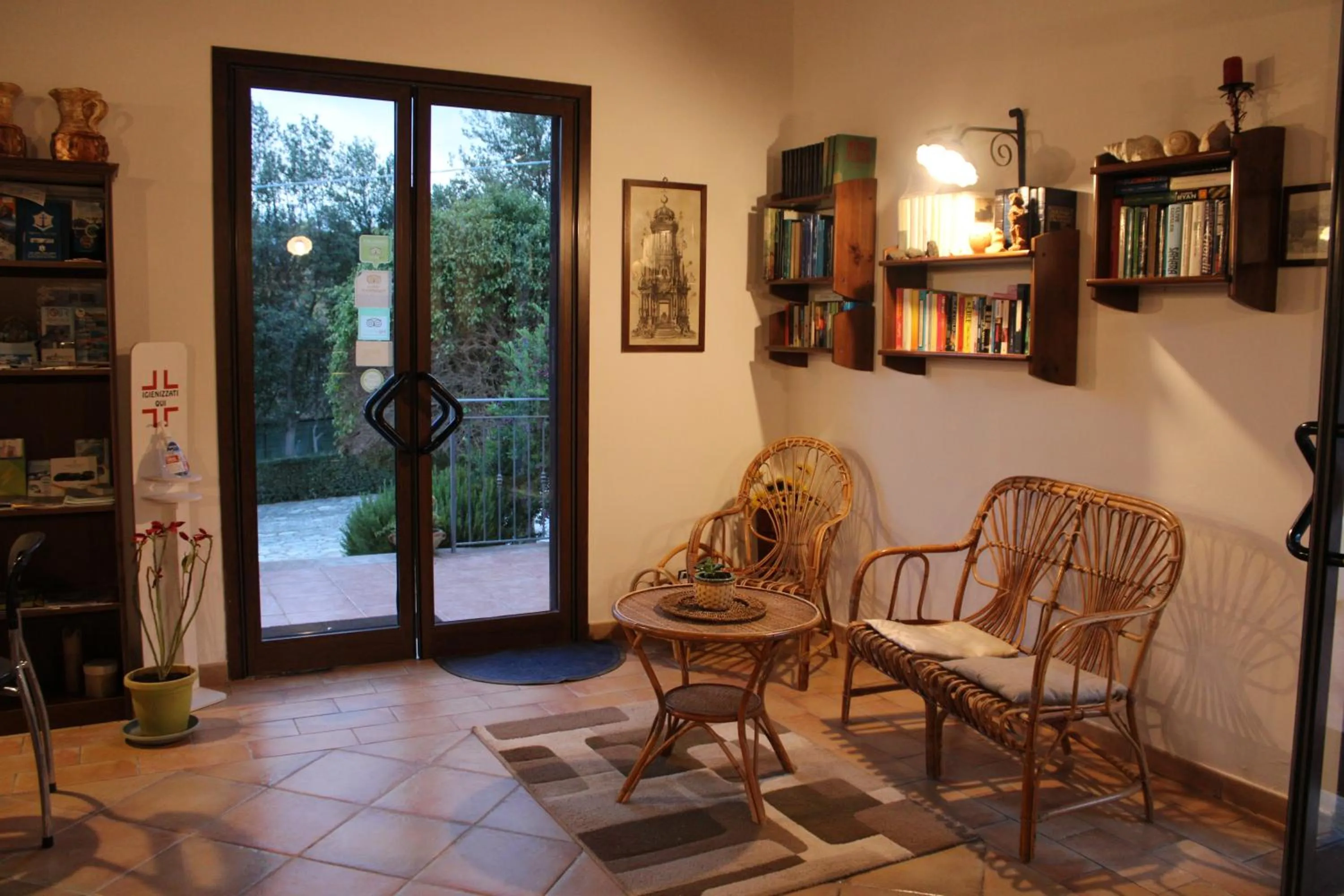 Communal lounge/ TV room in Hotel Grotticelli