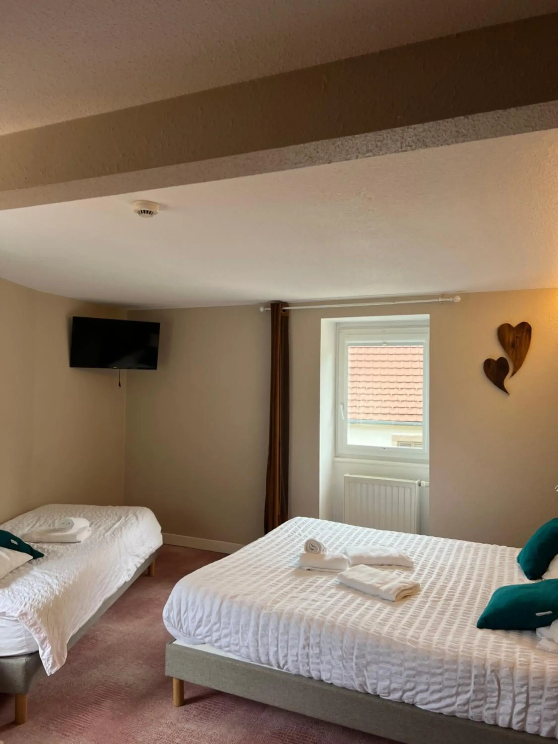 Triple Room in Hôtel Restaurant Valneige Triple Room in Hôtel Restaurant Valneige