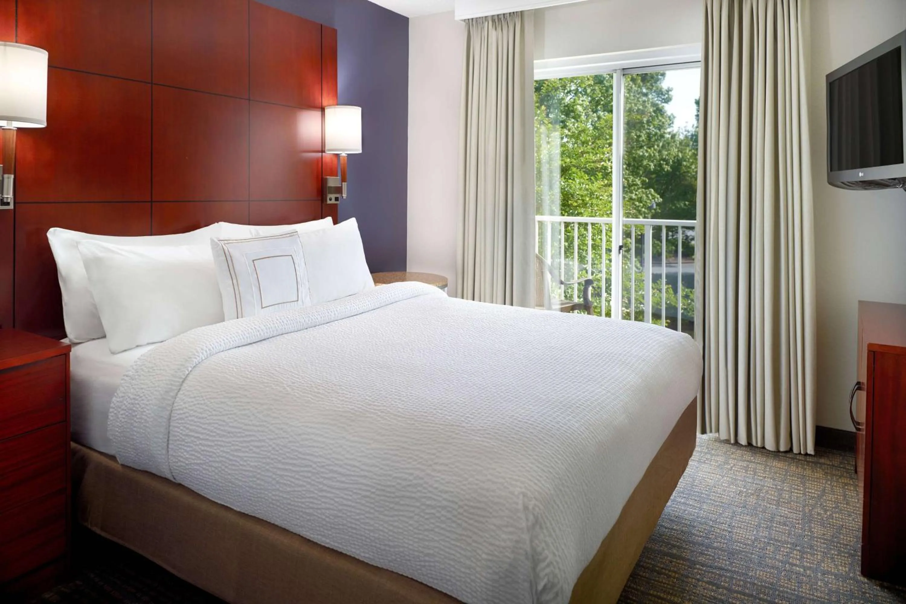 Photo of the whole room, Bed in Sonesta ES Suites Atlanta Alpharetta Windward