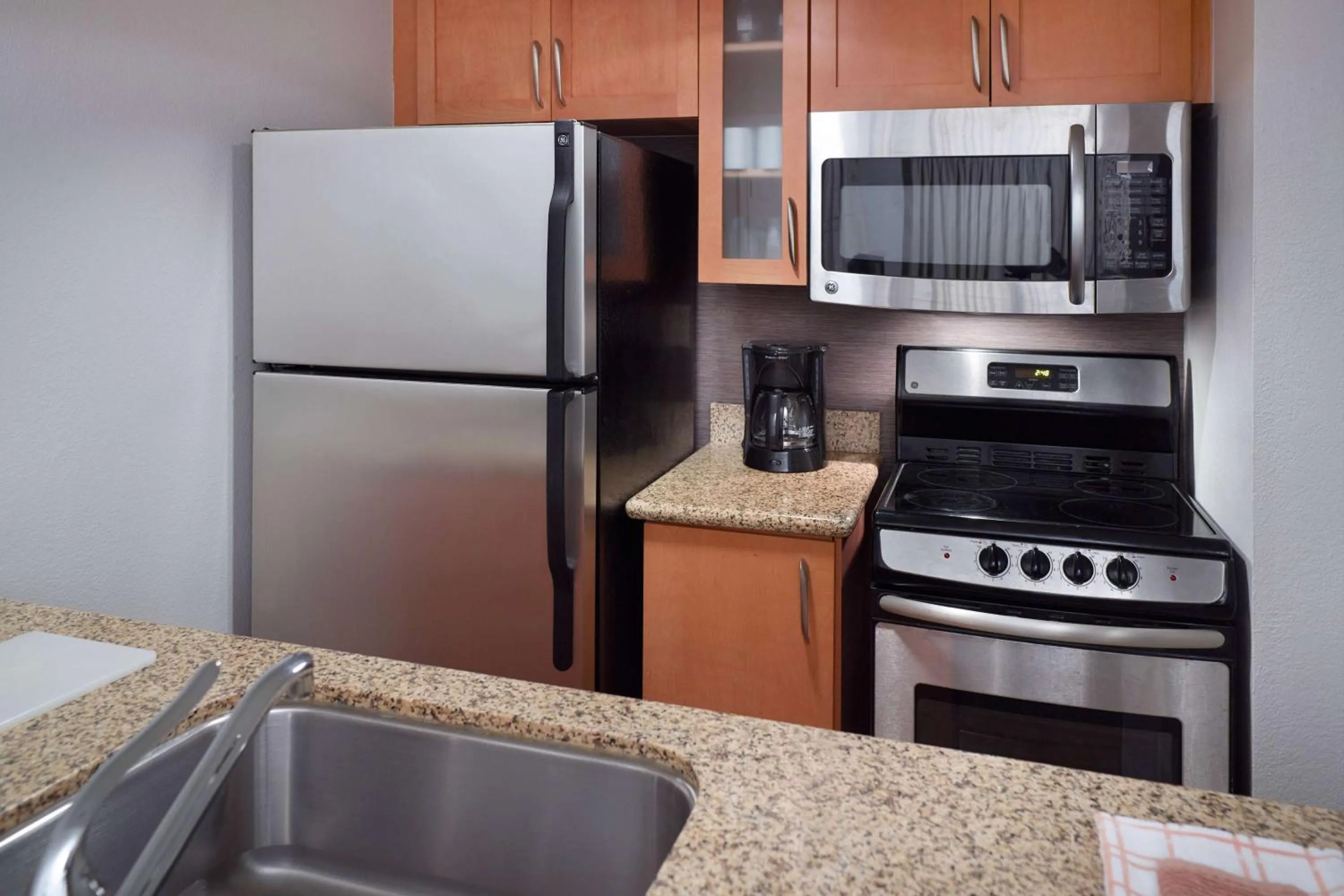 Kitchen or kitchenette in Sonesta ES Suites Atlanta Alpharetta Windward