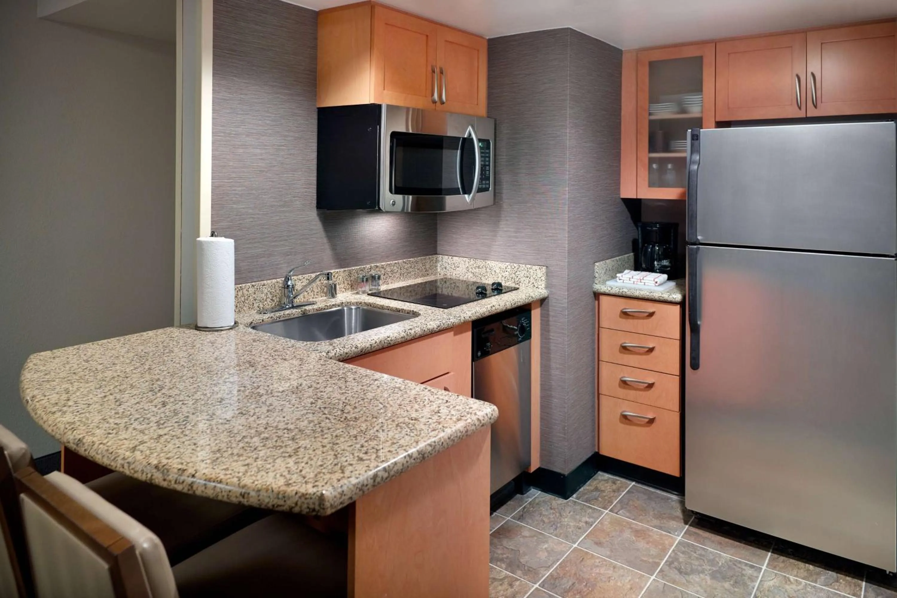 Kitchen or kitchenette in Sonesta ES Suites Atlanta Alpharetta Windward